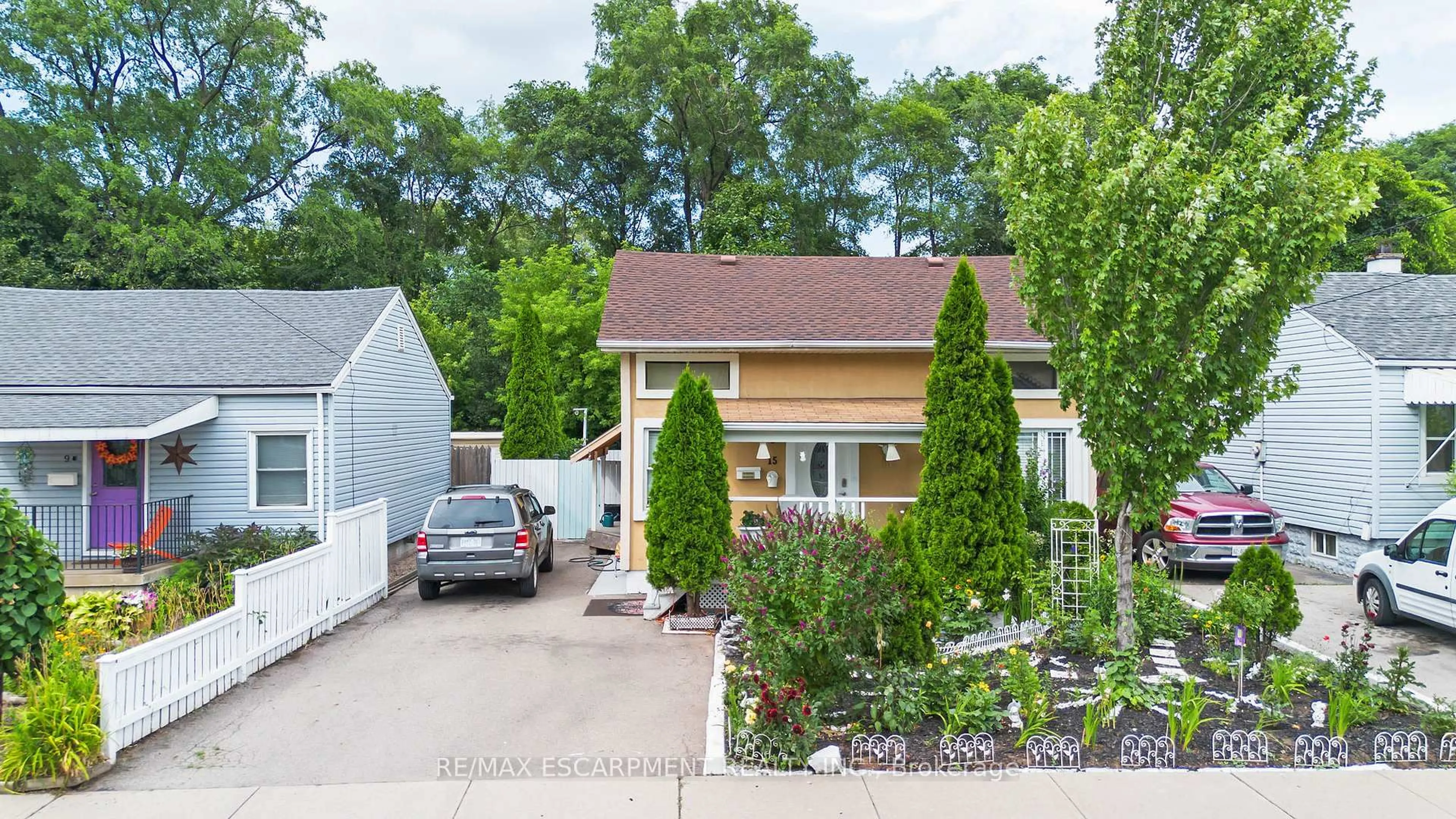 A pic from outside/outdoor area/front of a property/back of a property/a pic from drone, street for 15 Dalhousie Ave, Hamilton Ontario L8L 3J4