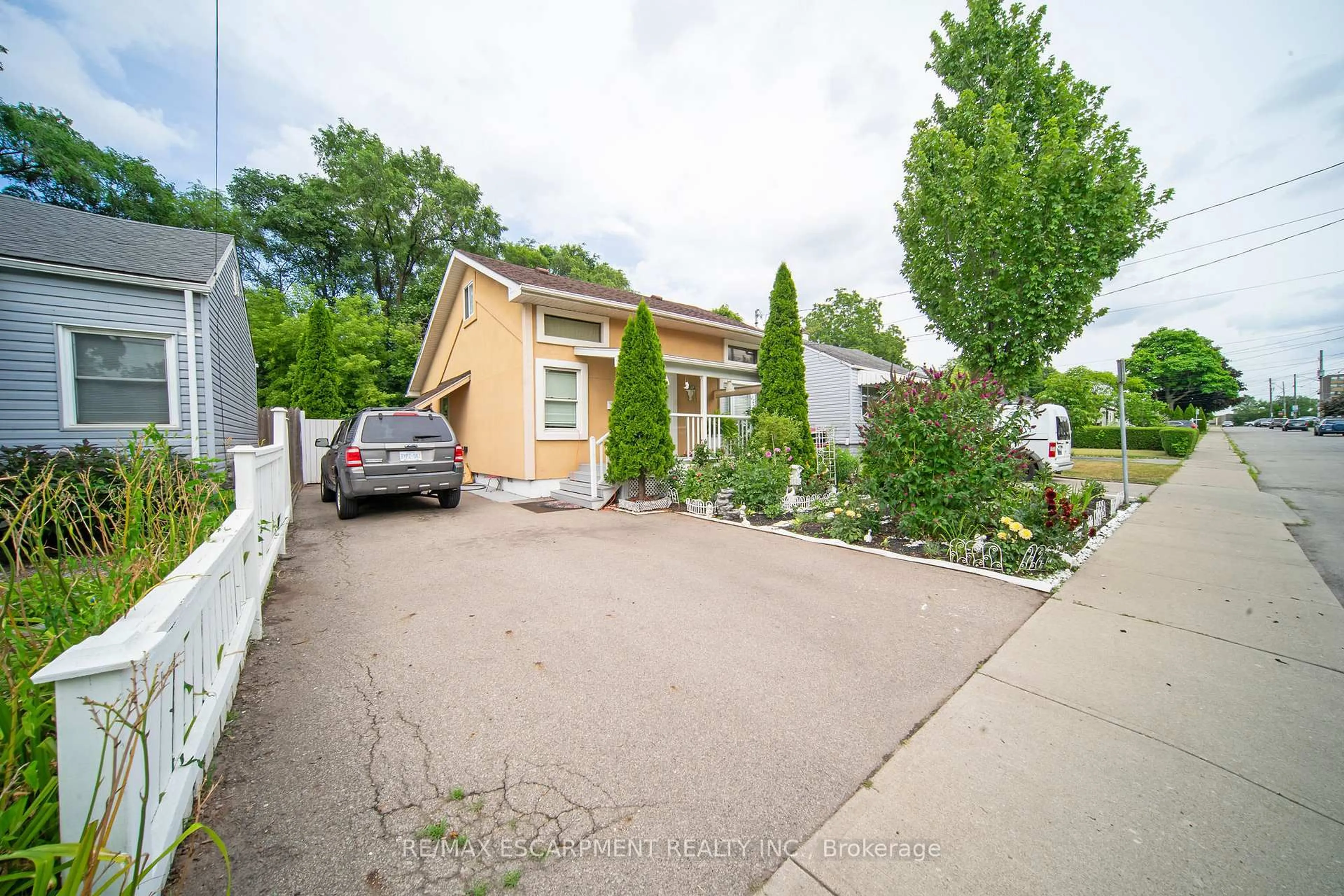 A pic from outside/outdoor area/front of a property/back of a property/a pic from drone, street for 15 Dalhousie Ave, Hamilton Ontario L8L 3J4