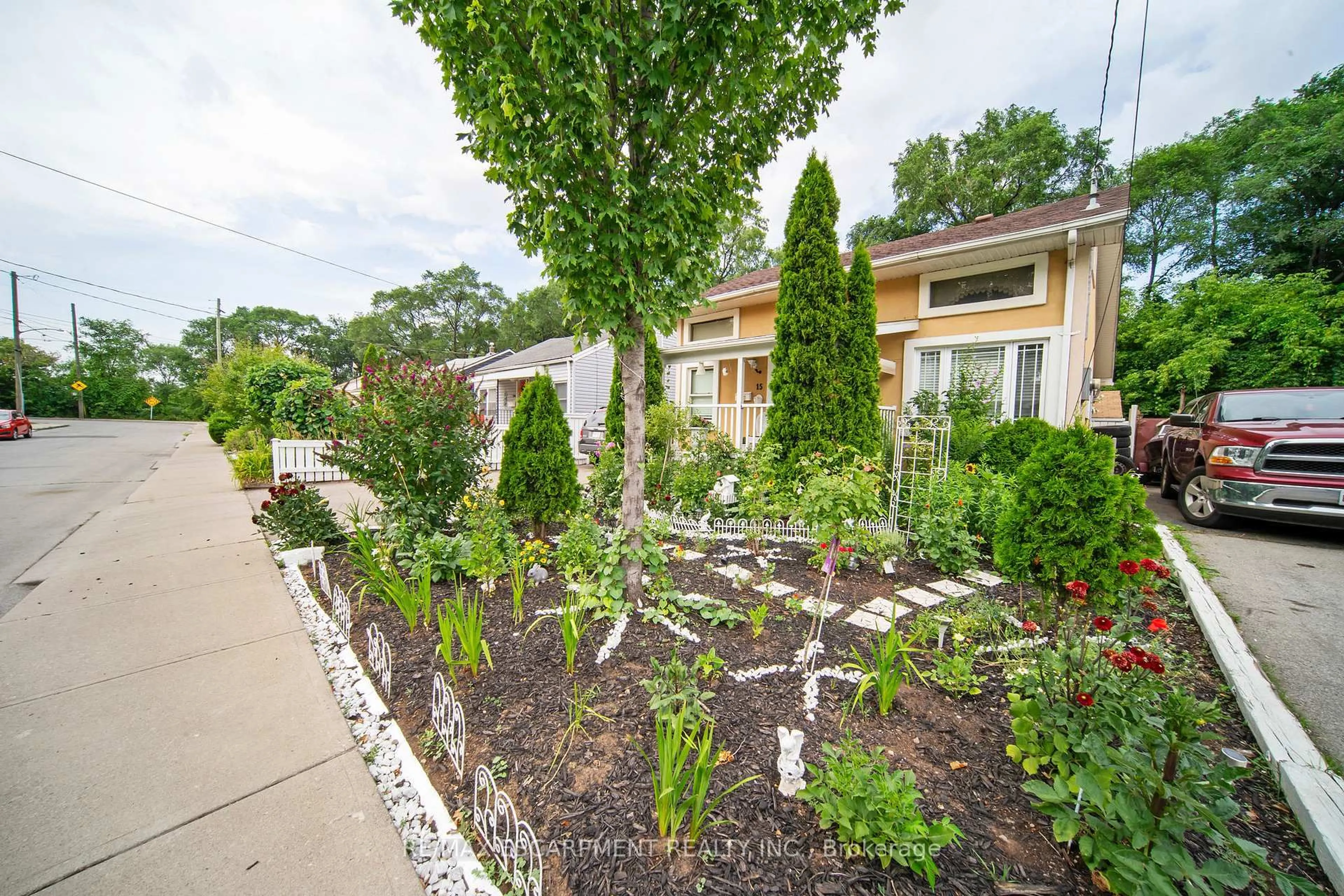 Patio, street for 15 Dalhousie Ave, Hamilton Ontario L8L 3J4