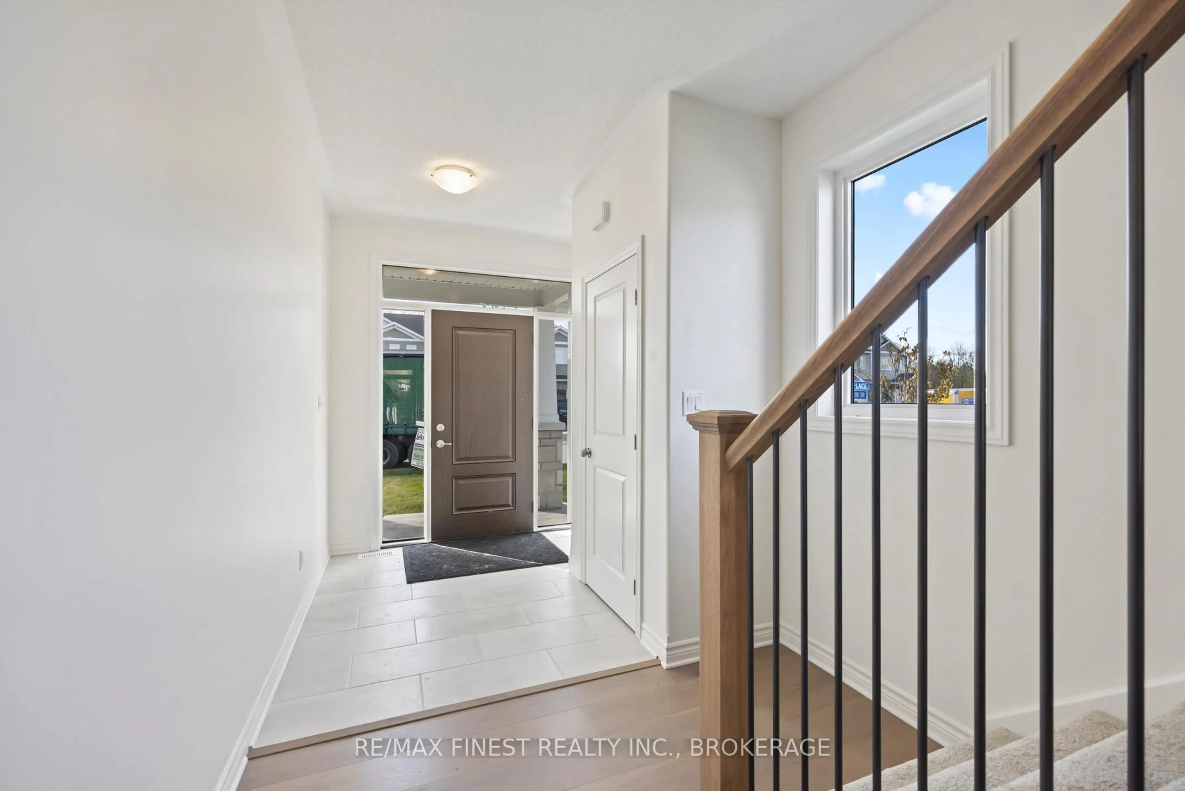 Indoor entryway for 198 HERITAGE PARK Dr, Greater Napanee Ontario K7R 3X8