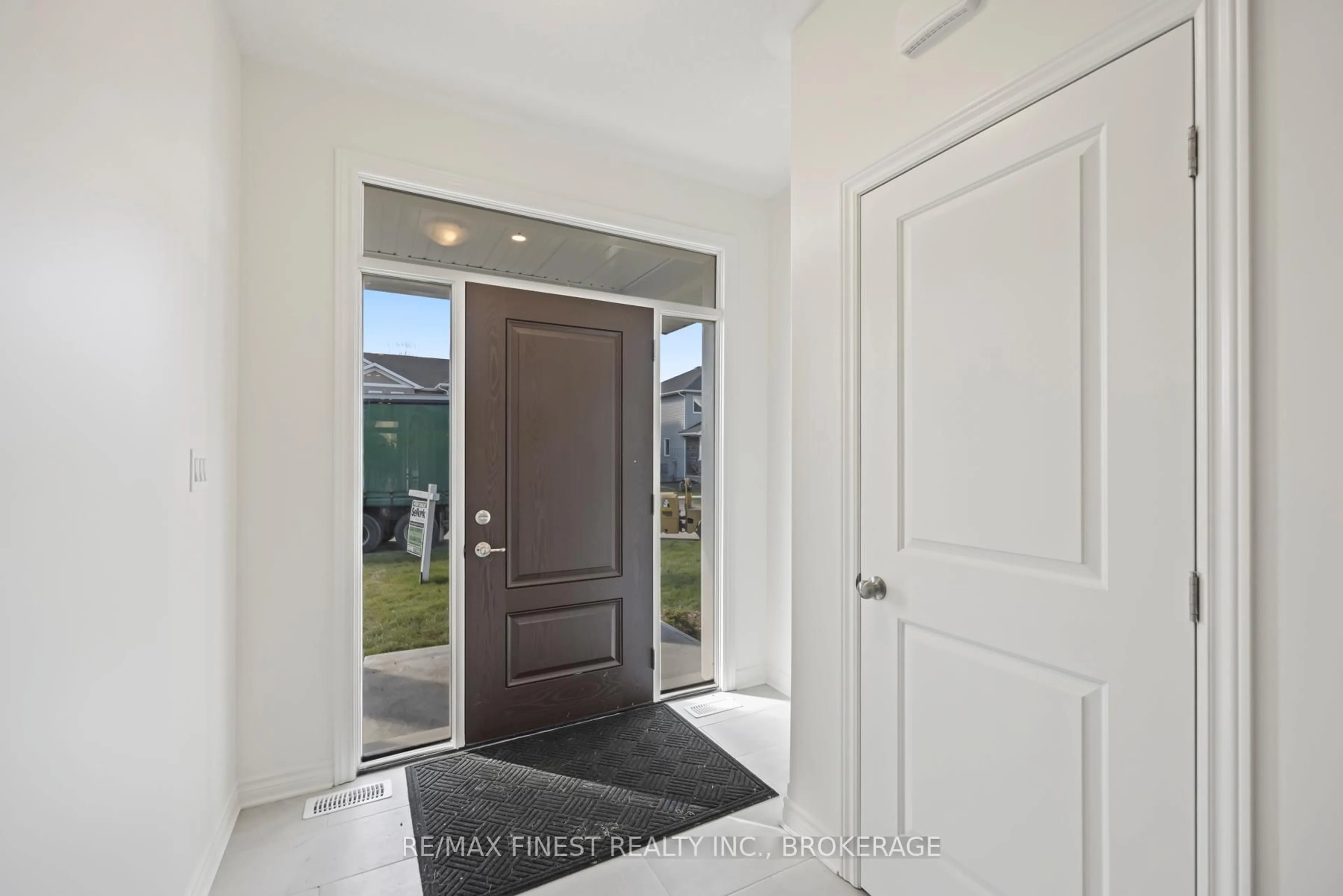 Indoor entryway for 198 HERITAGE PARK Dr, Greater Napanee Ontario K7R 3X8