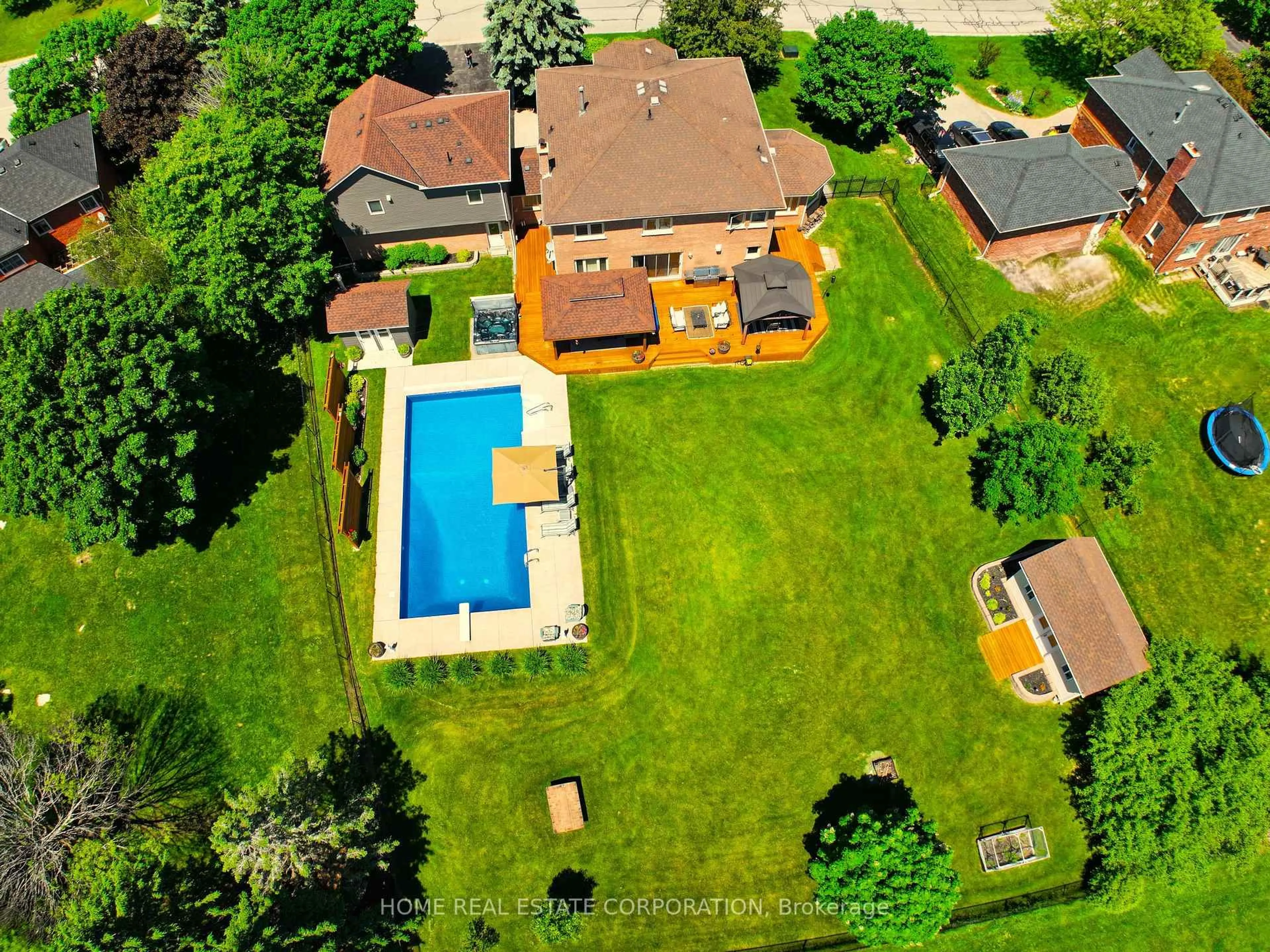 A pic from outside/outdoor area/front of a property/back of a property/a pic from drone, street for 14 Hawthorne Rd, Mono Ontario L9W 6G7