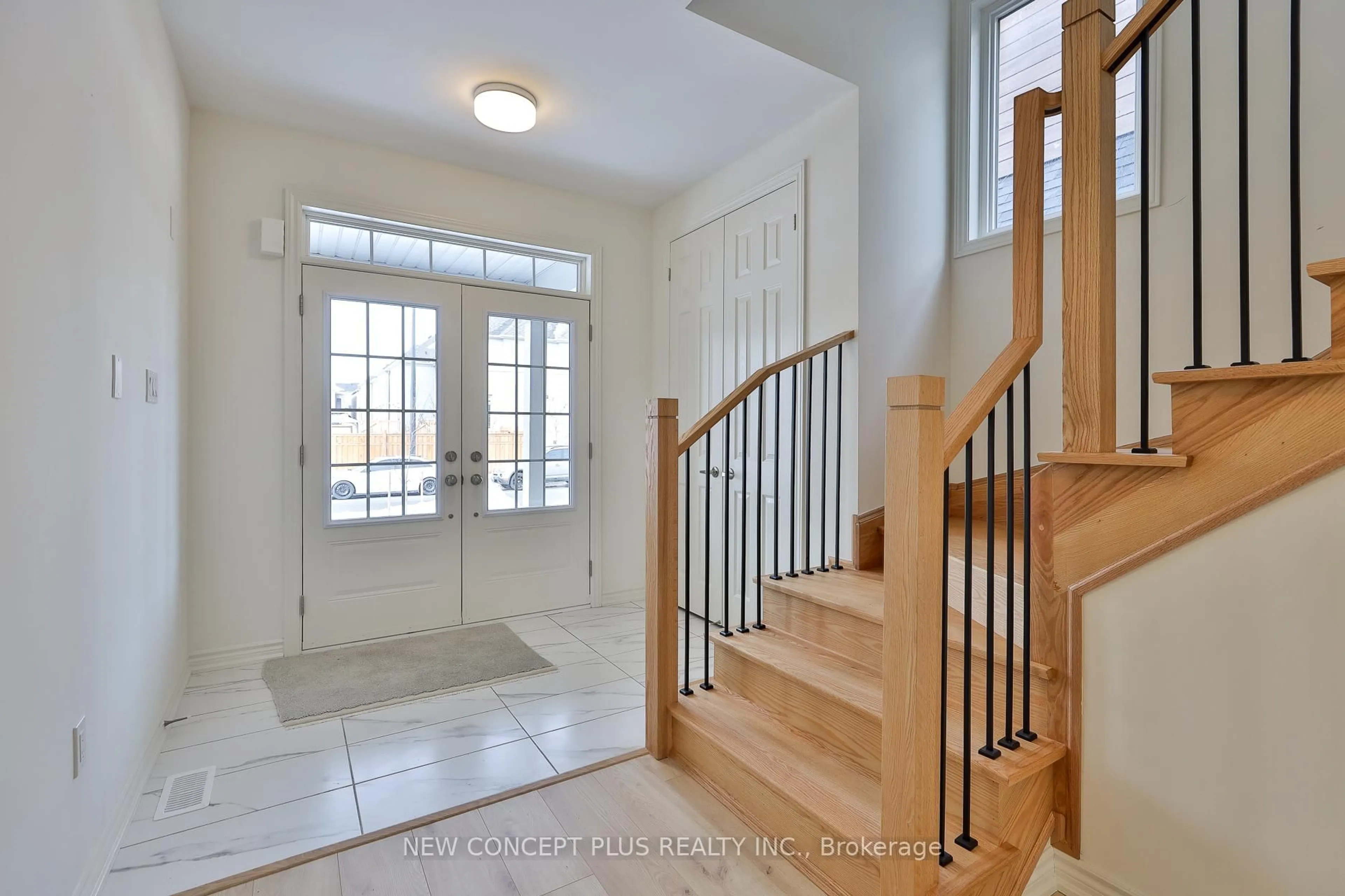 Indoor entryway for 500 Trevor St, Cobourg Ontario K9A 4J5