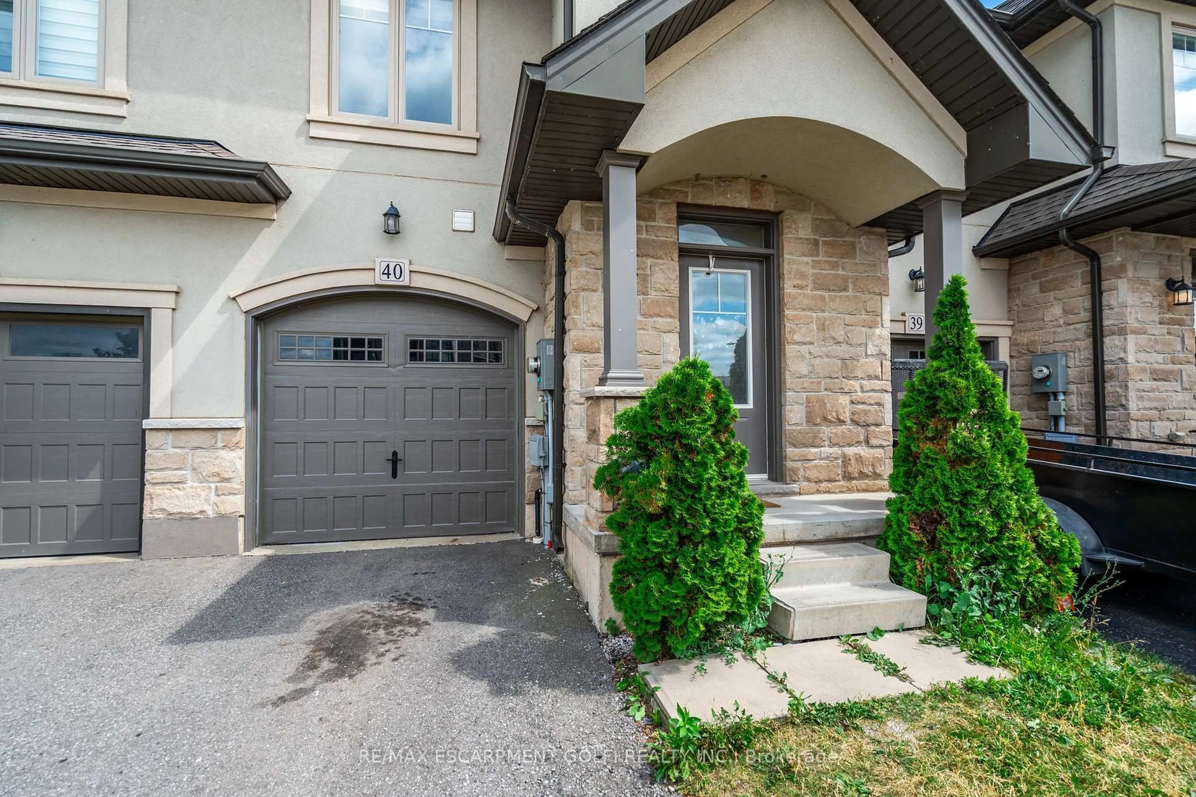 Home with brick exterior material, street for 98 SHOREVIEW Pl #40, Hamilton Ontario L8E 0J4