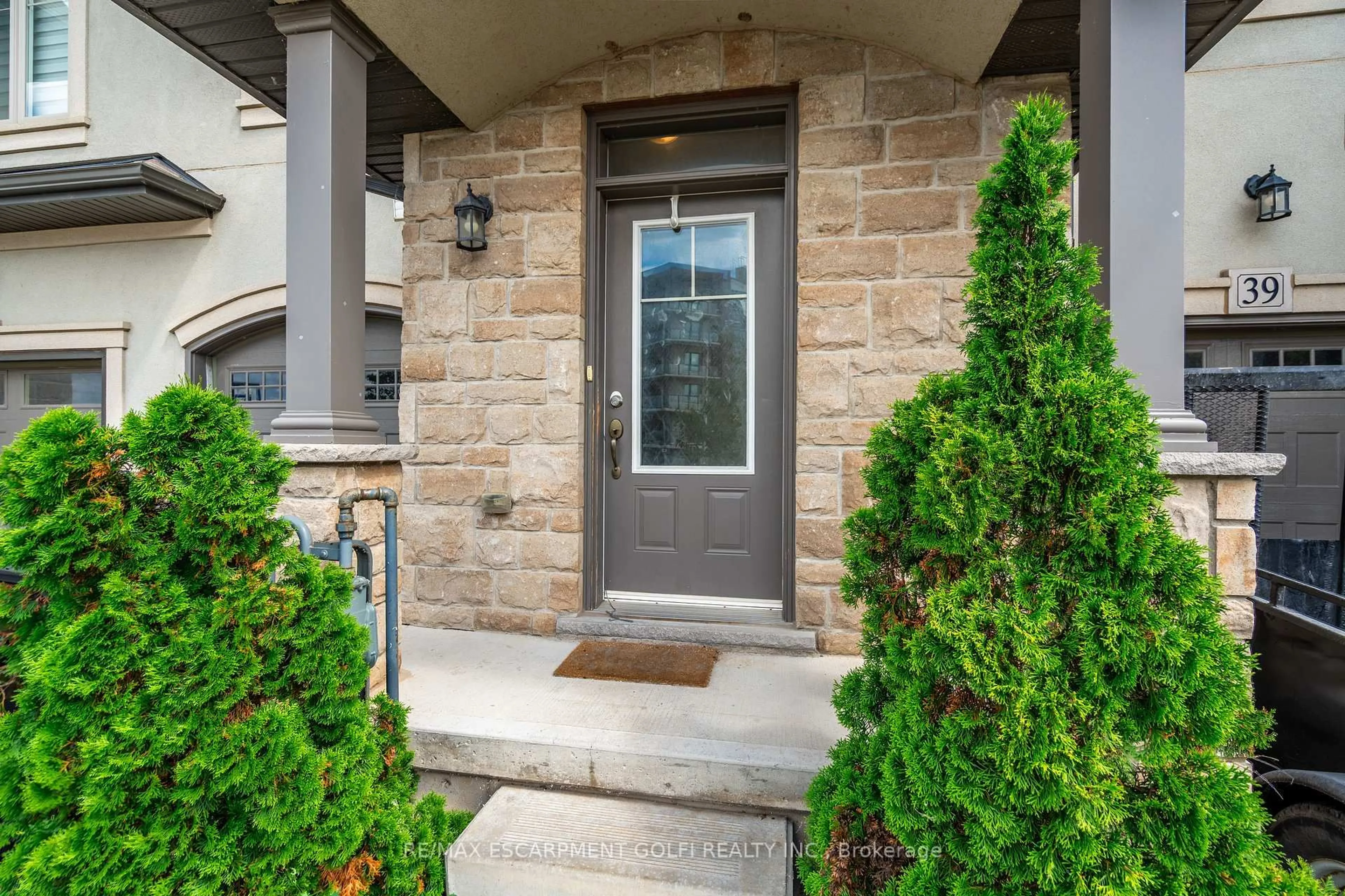 Indoor entryway for 98 SHOREVIEW Pl #40, Hamilton Ontario L8E 0J4