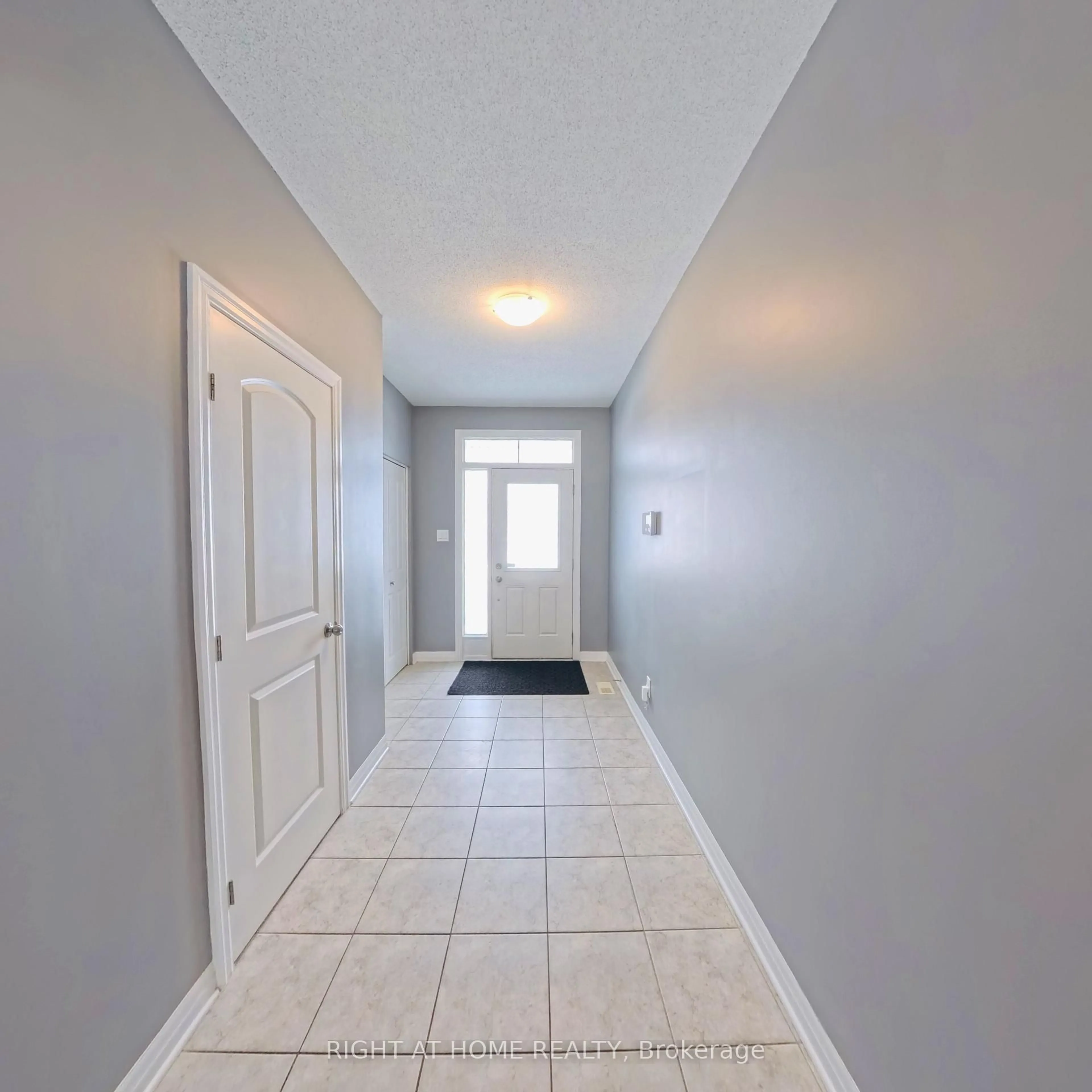 Indoor entryway for 617 Sunburst St, Ottawa Ontario K1T 0L1