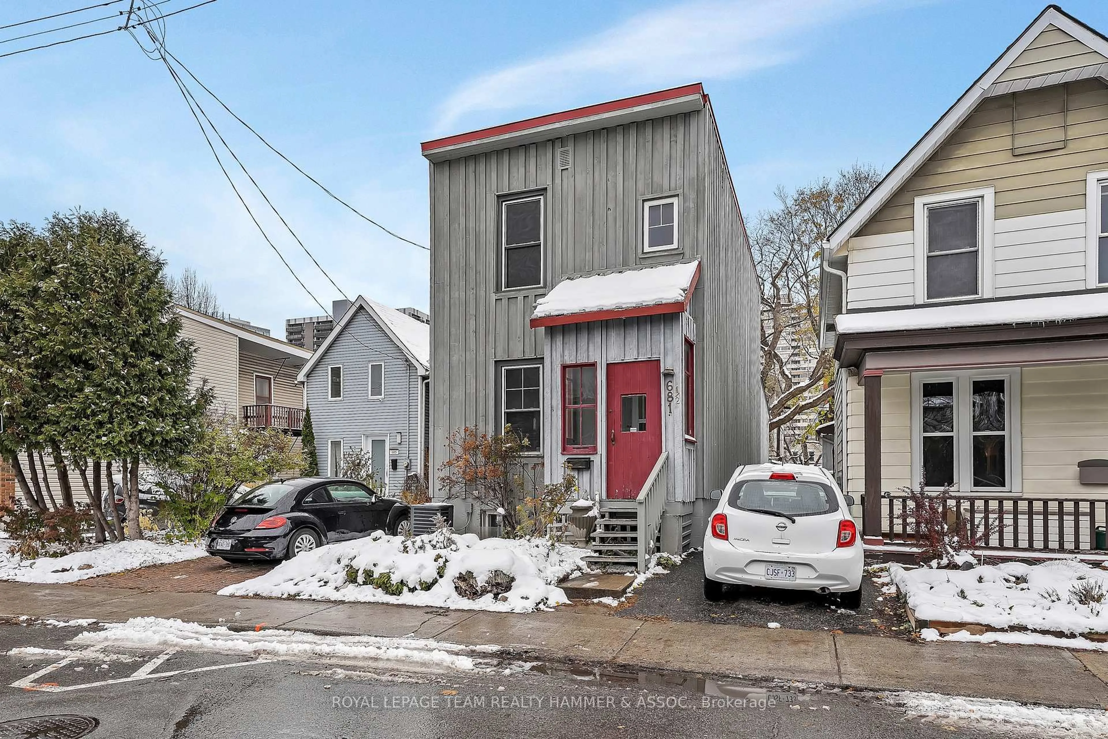 Unknown for 681 1/2 Cooper St, Ottawa Ontario K1R 5J3