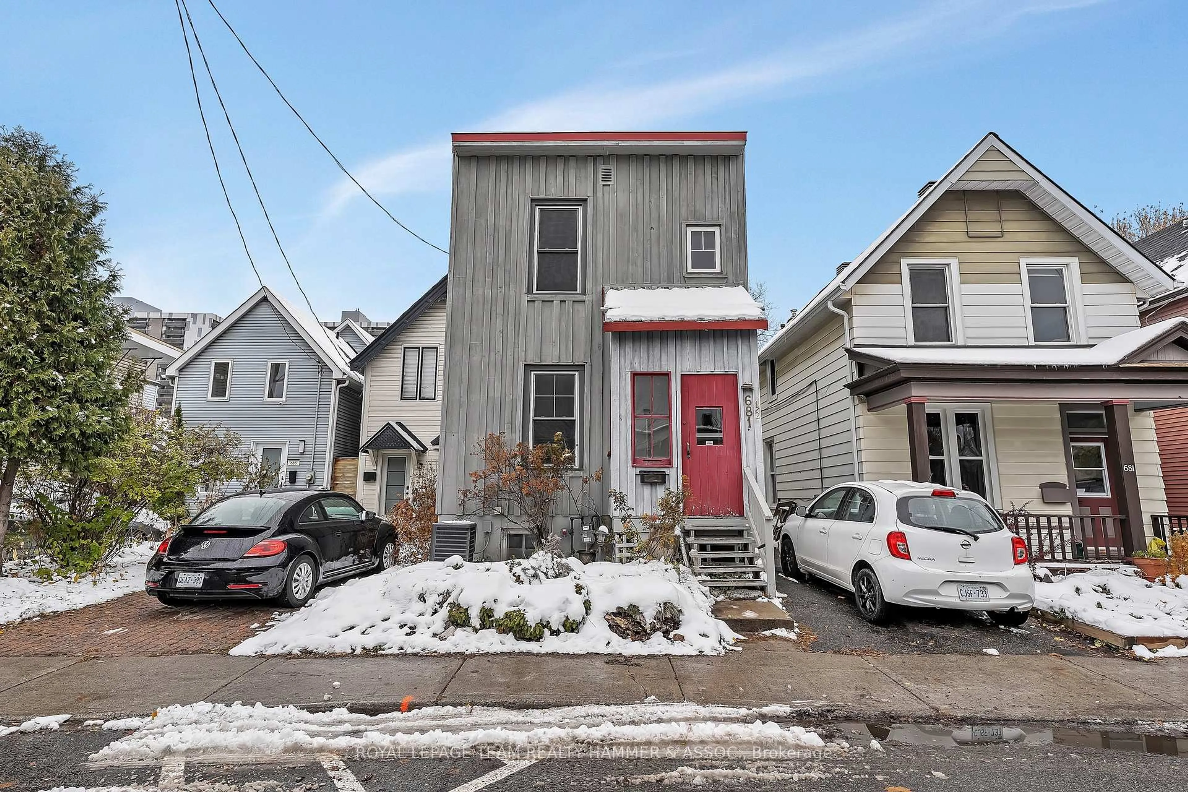 Unknown for 681 1/2 Cooper St, Ottawa Ontario K1R 5J3