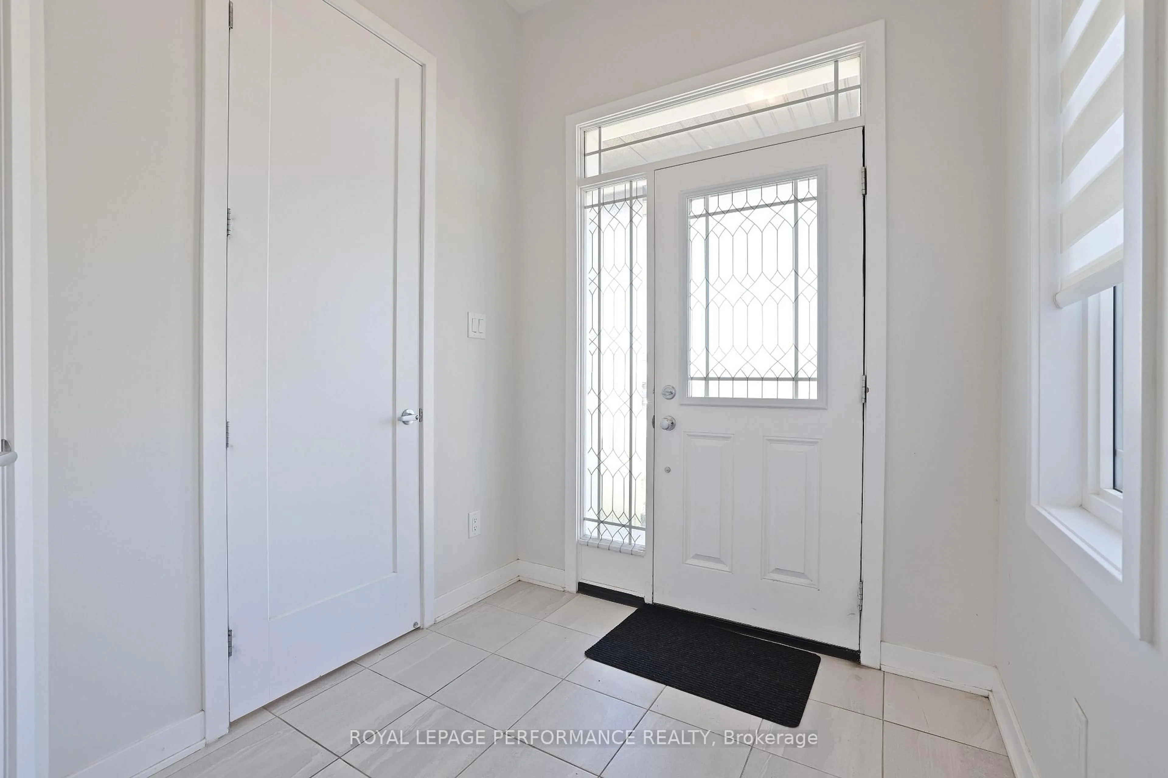Indoor entryway for 116 Main Halyard Lane, Ottawa Ontario K2J 7B6