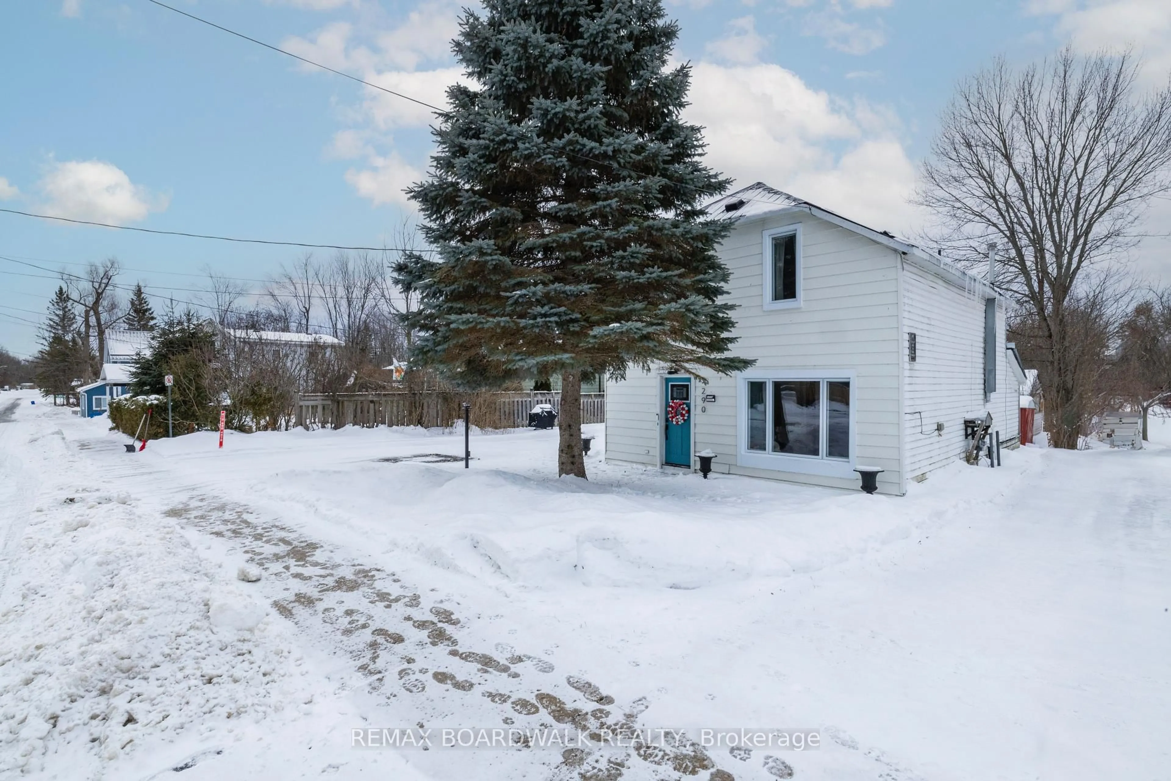 A pic from outside/outdoor area/front of a property/back of a property/a pic from drone, street for 290 Water St, Almonte Ontario K0A 1A0