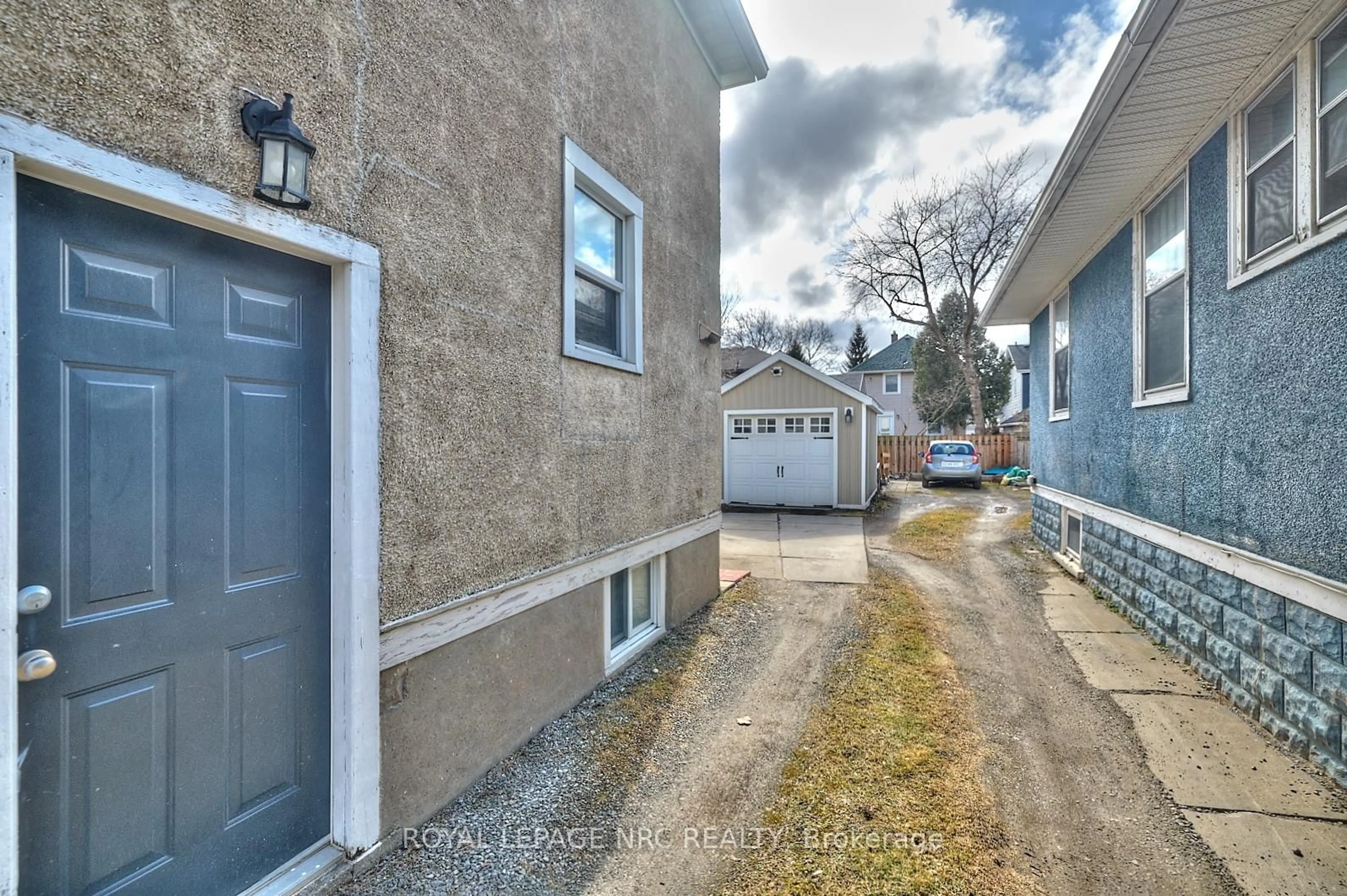A pic from outside/outdoor area/front of a property/back of a property/a pic from drone, street for 92 Dufferin St, St. Catharines Ontario L2R 1Z8