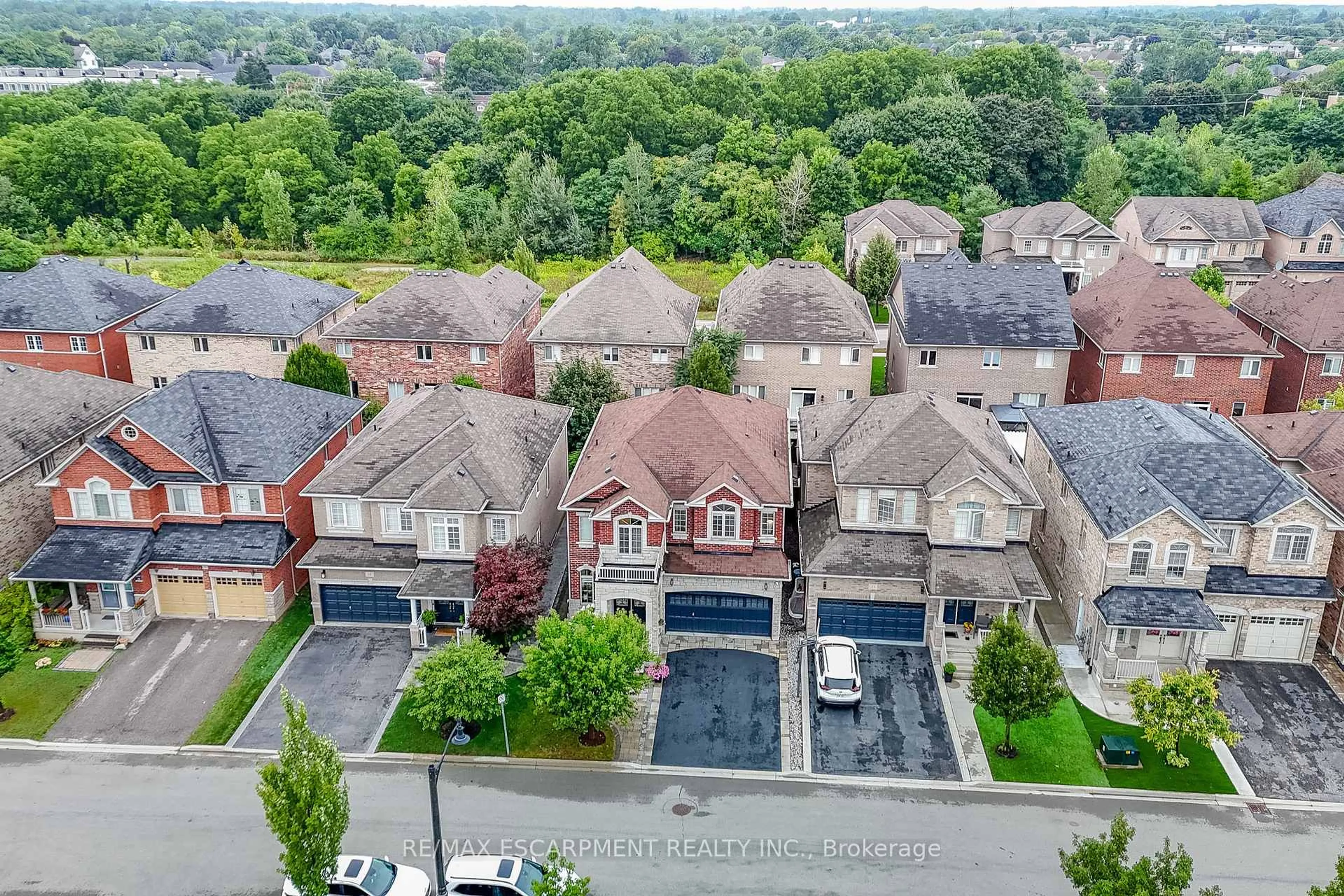 A pic from outside/outdoor area/front of a property/back of a property/a pic from drone, street for 19 McKnight Ave, Hamilton Ontario L8B 0R5