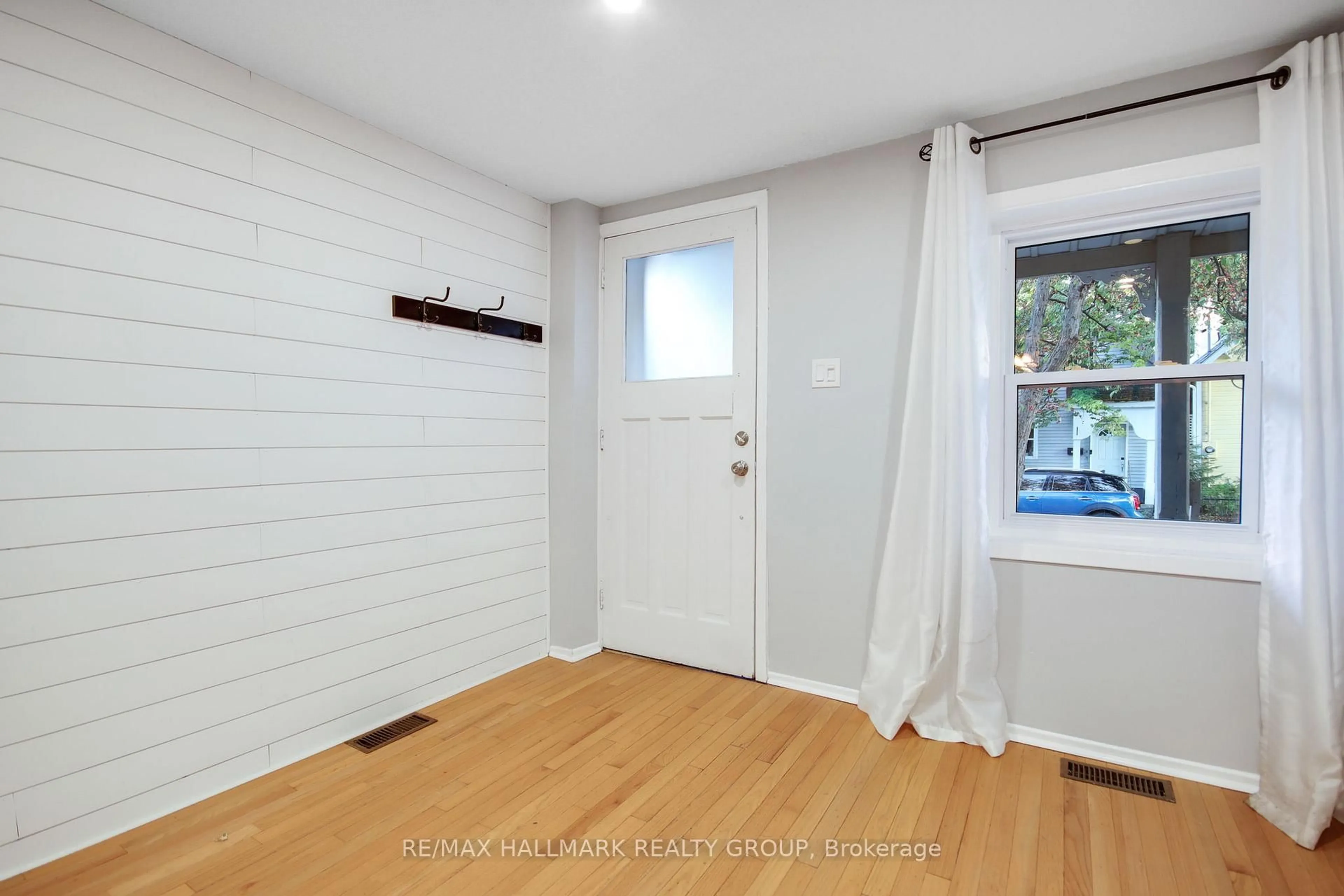 Indoor entryway for 231 St Andrew St, Ottawa Ontario K1N 5G5