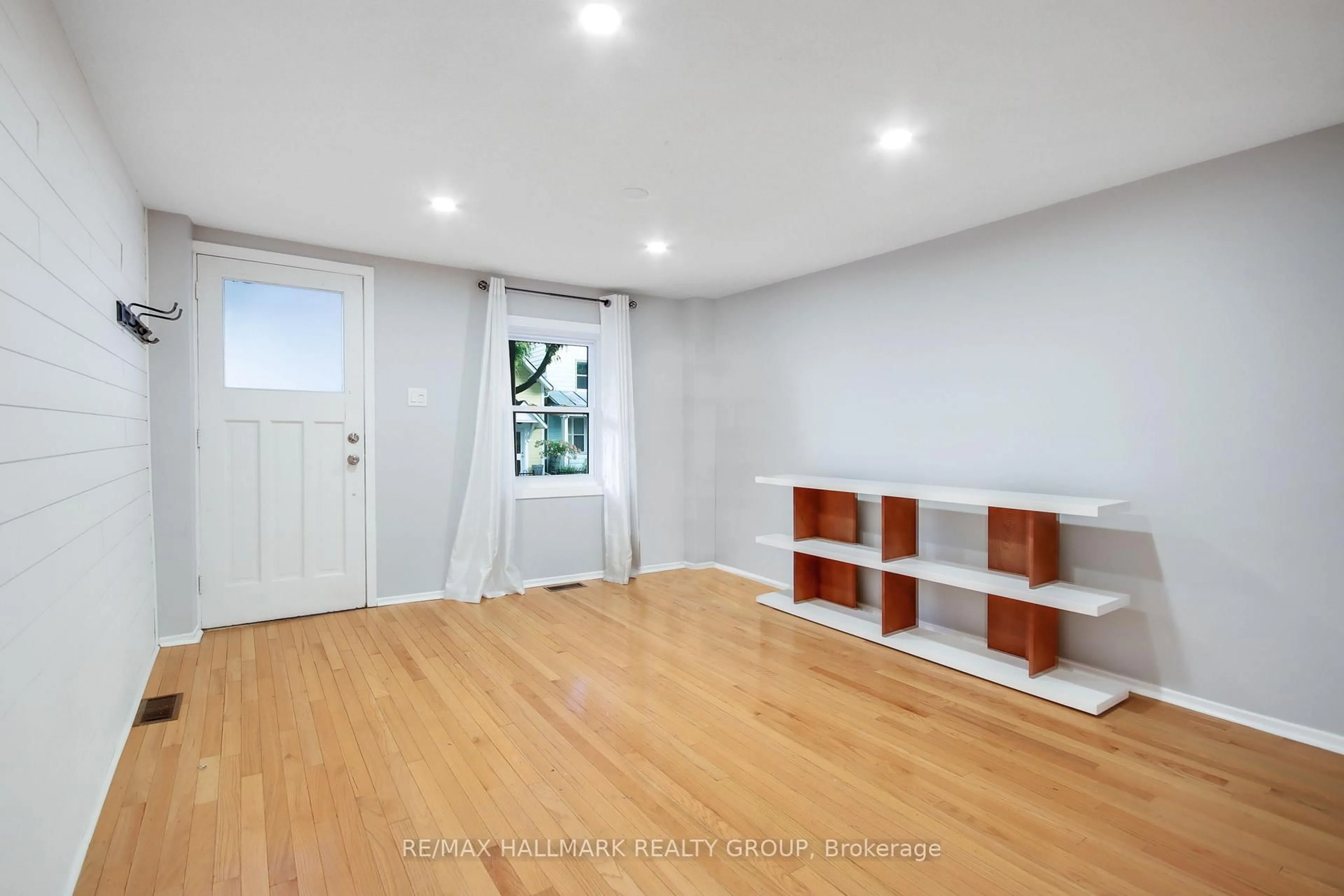 Indoor entryway for 231 St Andrew St, Ottawa Ontario K1N 5G5