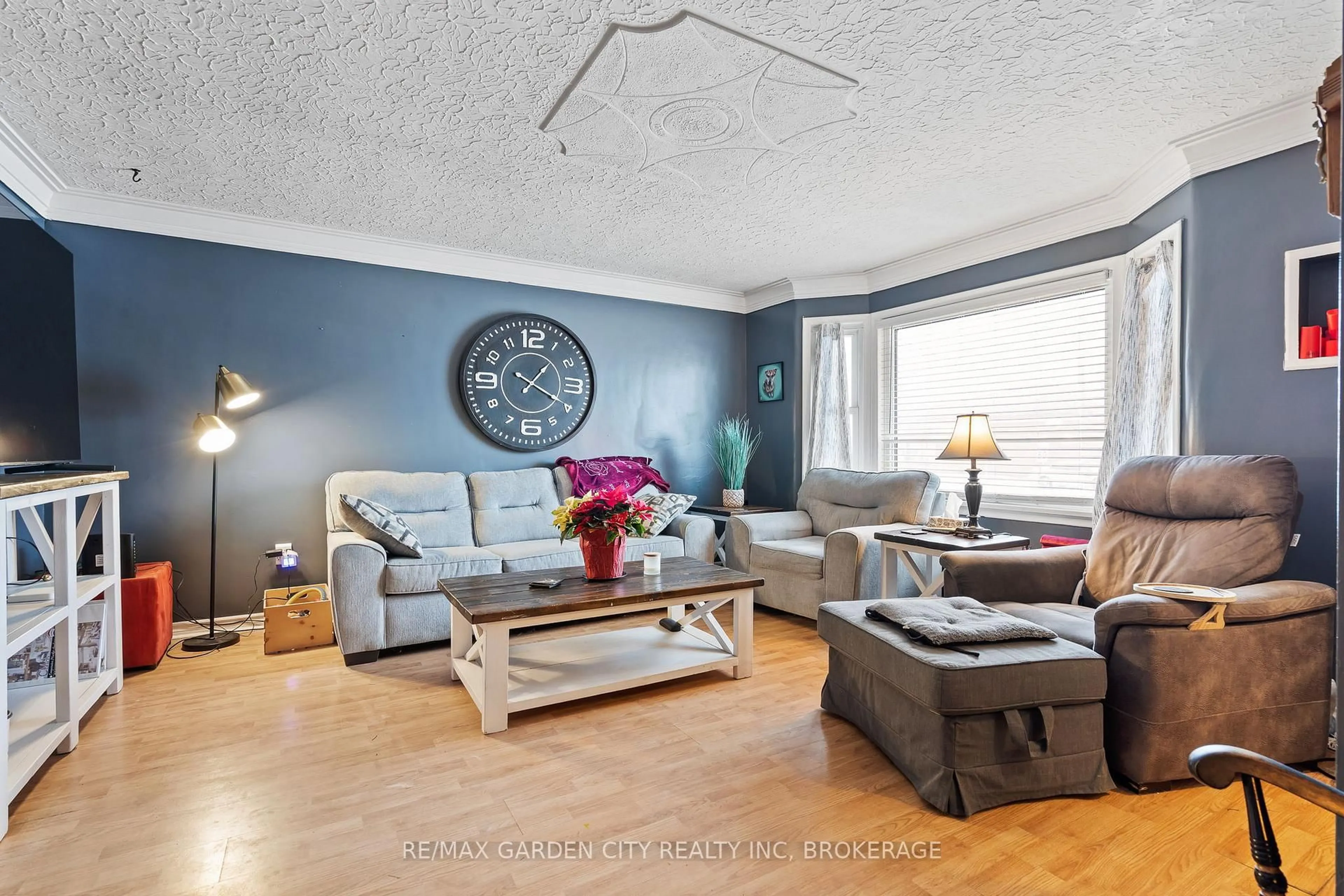 Living room with furniture, wood/laminate floor for 500 Lincoln St, Welland Ontario L3B 4N8