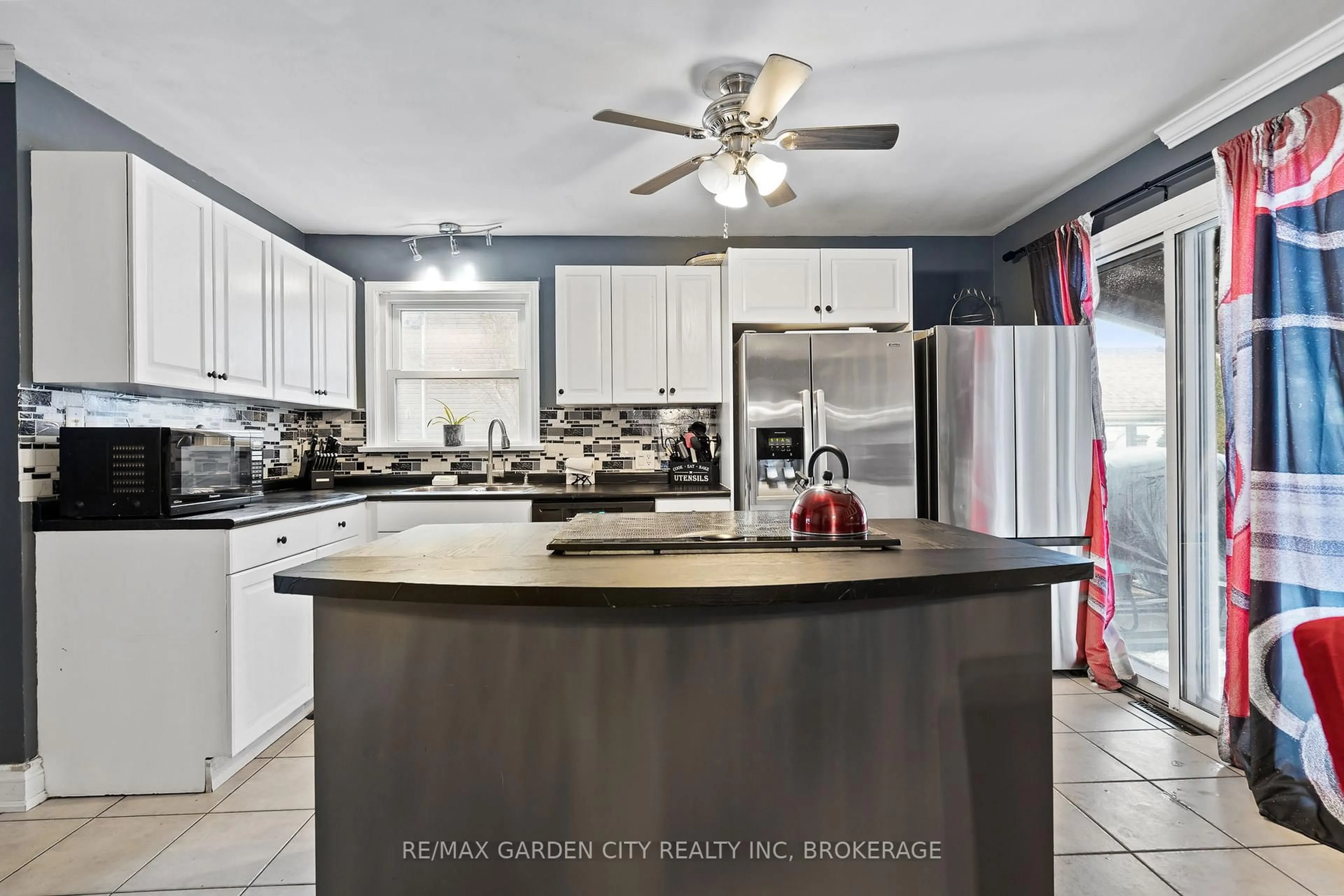 Open concept kitchen, ceramic/tile floor for 500 Lincoln St, Welland Ontario L3B 4N8