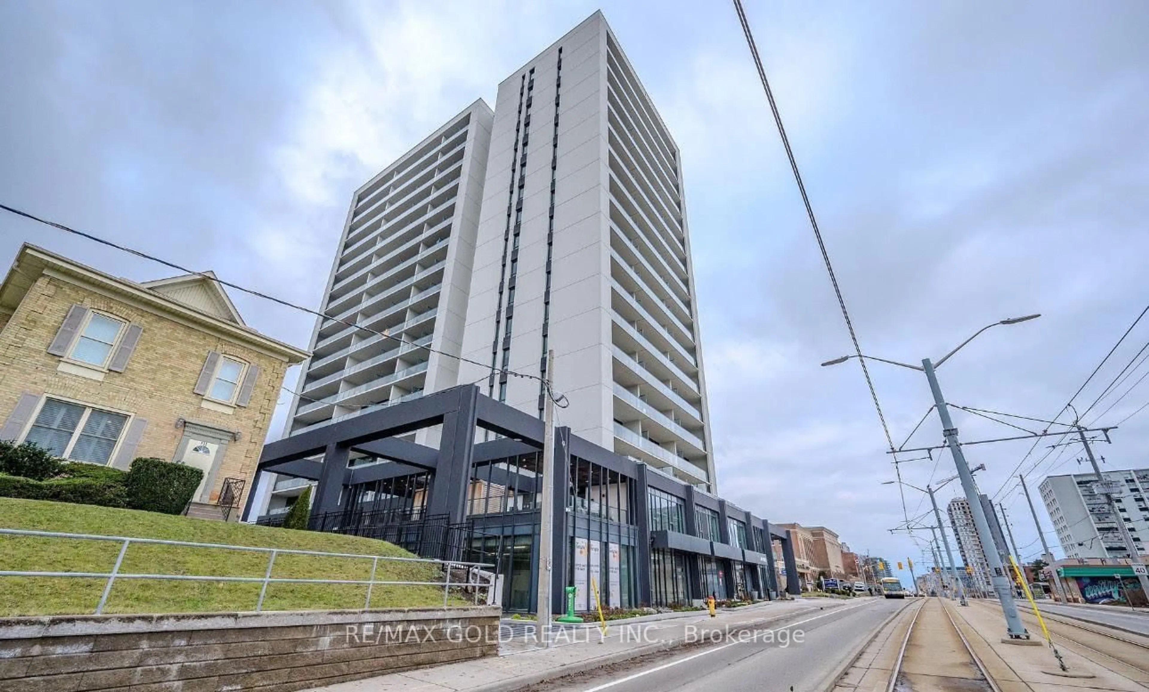 Indoor foyer for 741 King St, Kitchener Ontario N2G 0E9