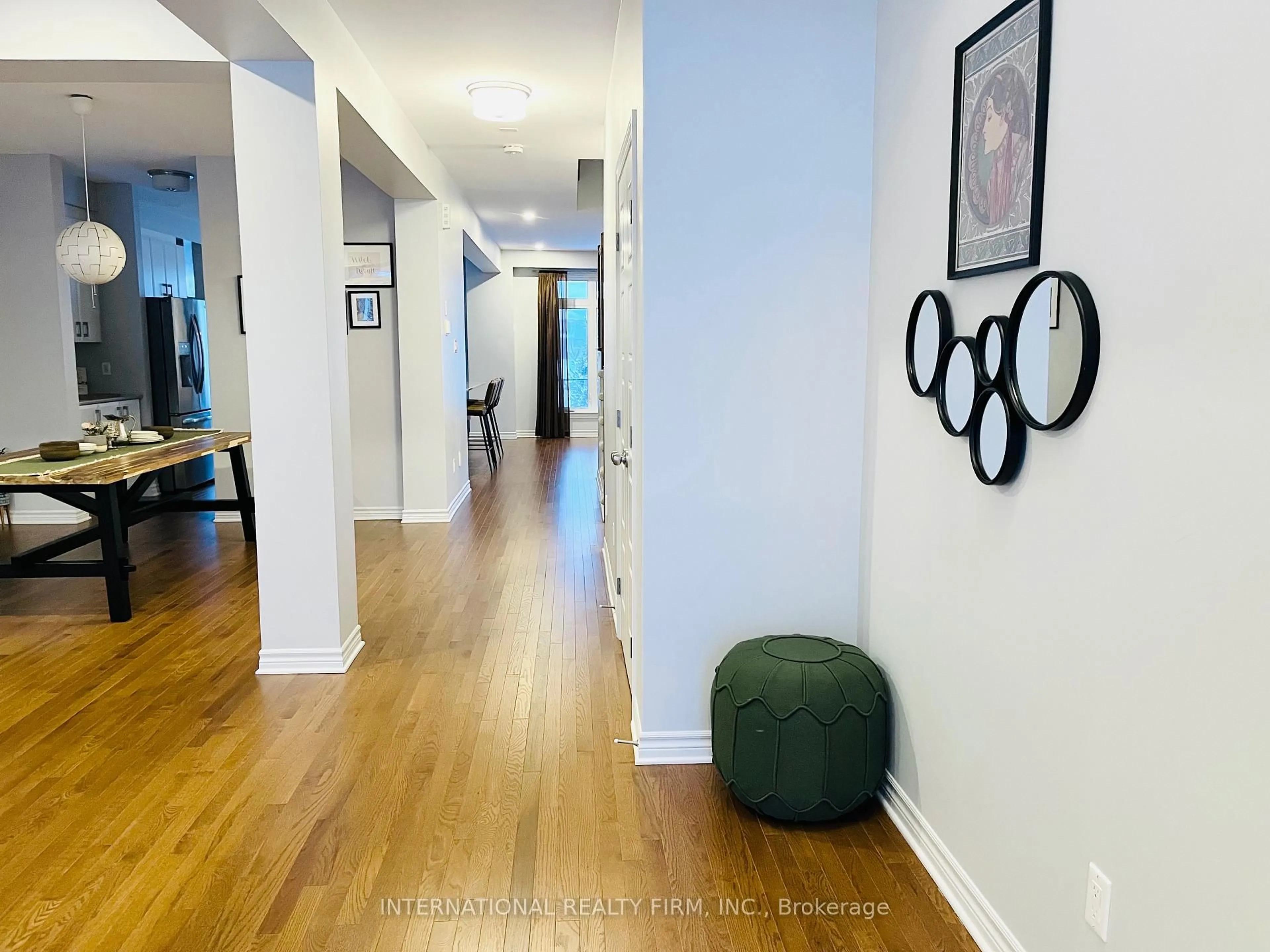 Indoor entryway for 696 Moonflower Cres, Ottawa Ontario K1T 0X8