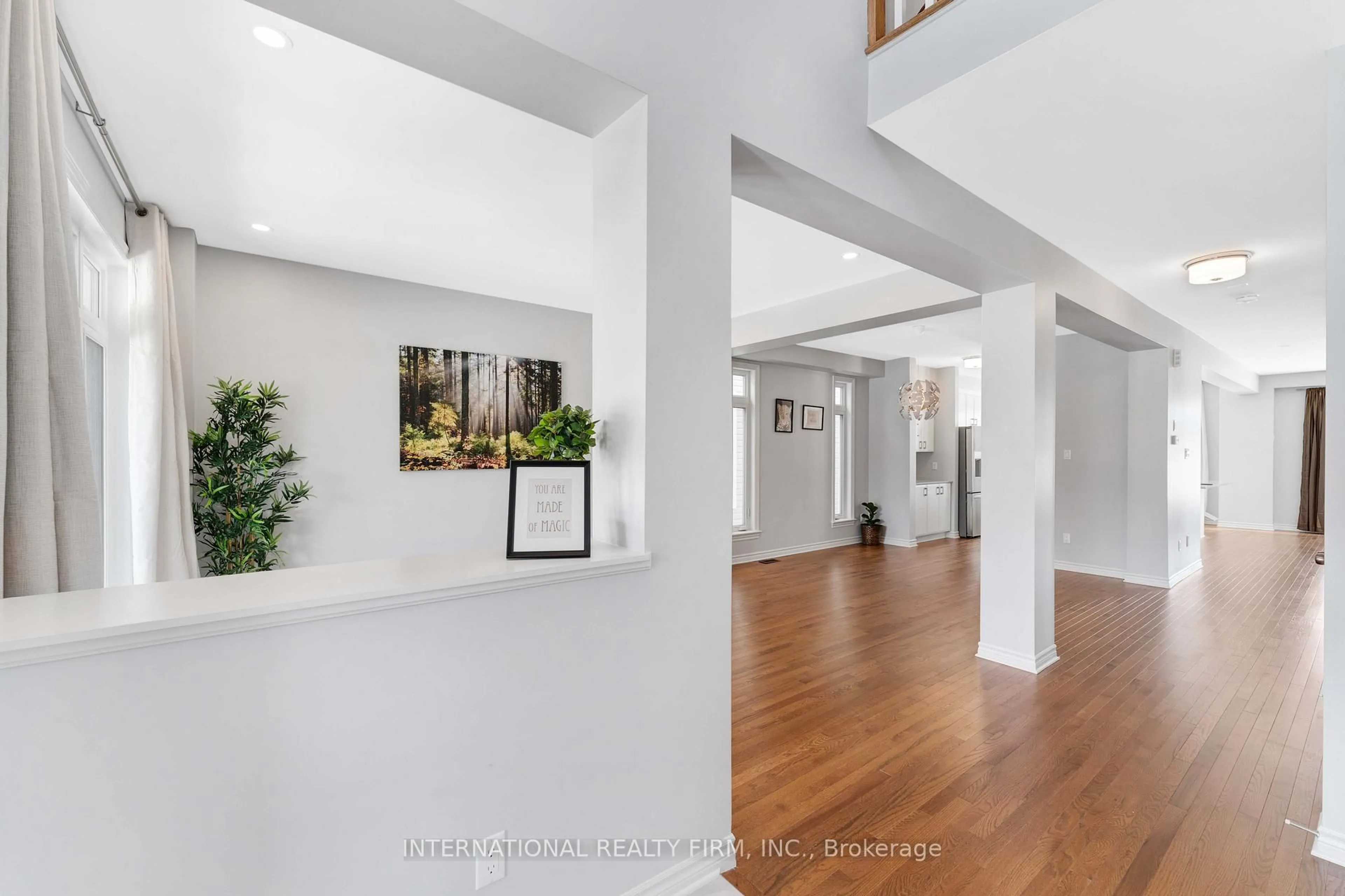 Indoor foyer for 696 Moonflower Cres, Ottawa Ontario K1T 0X8