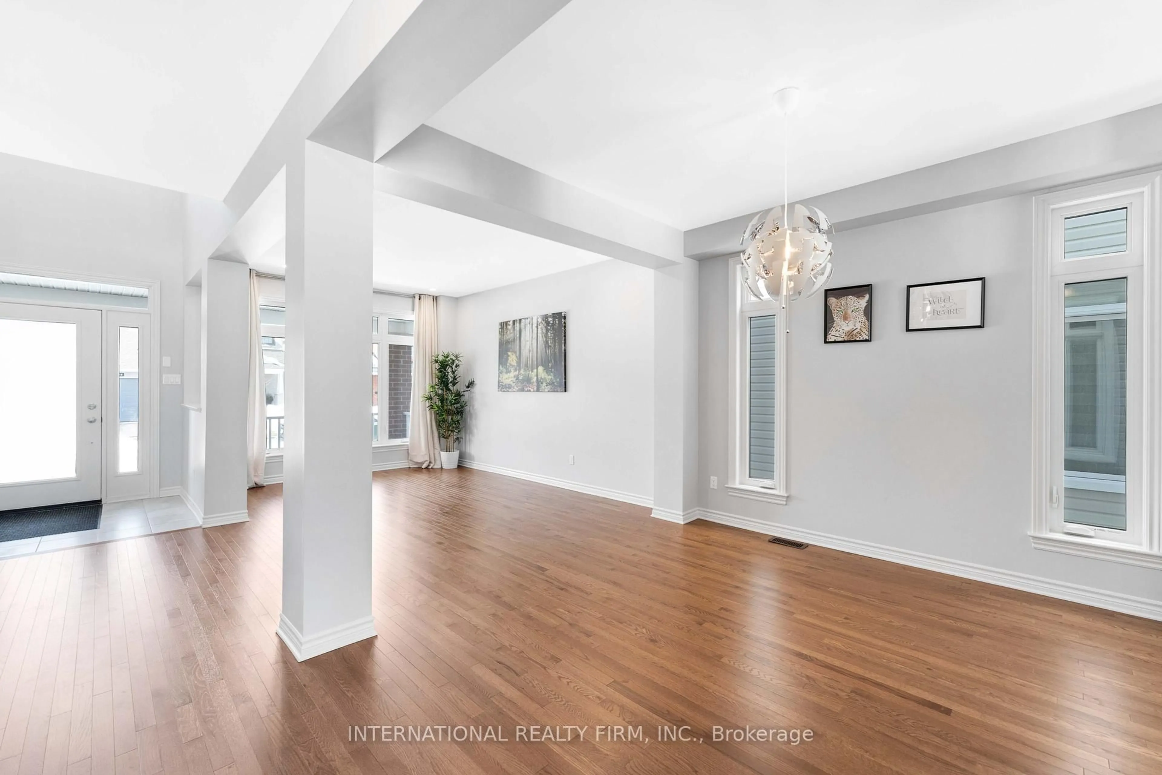 Indoor foyer for 696 Moonflower Cres, Ottawa Ontario K1T 0X8