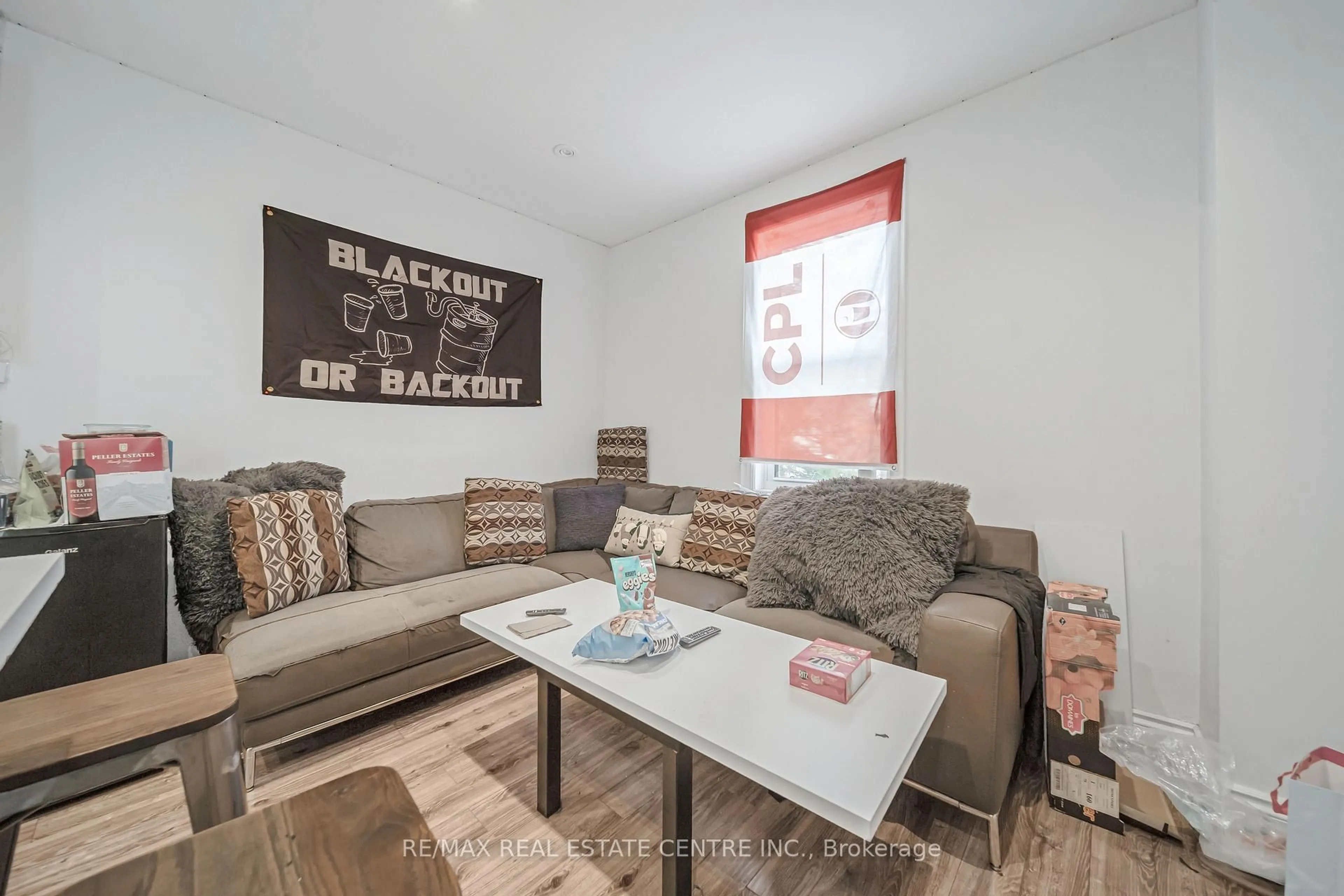 Living room with furniture, wood/laminate floor for 49 Hillview St, Hamilton Ontario L8S 2Z3