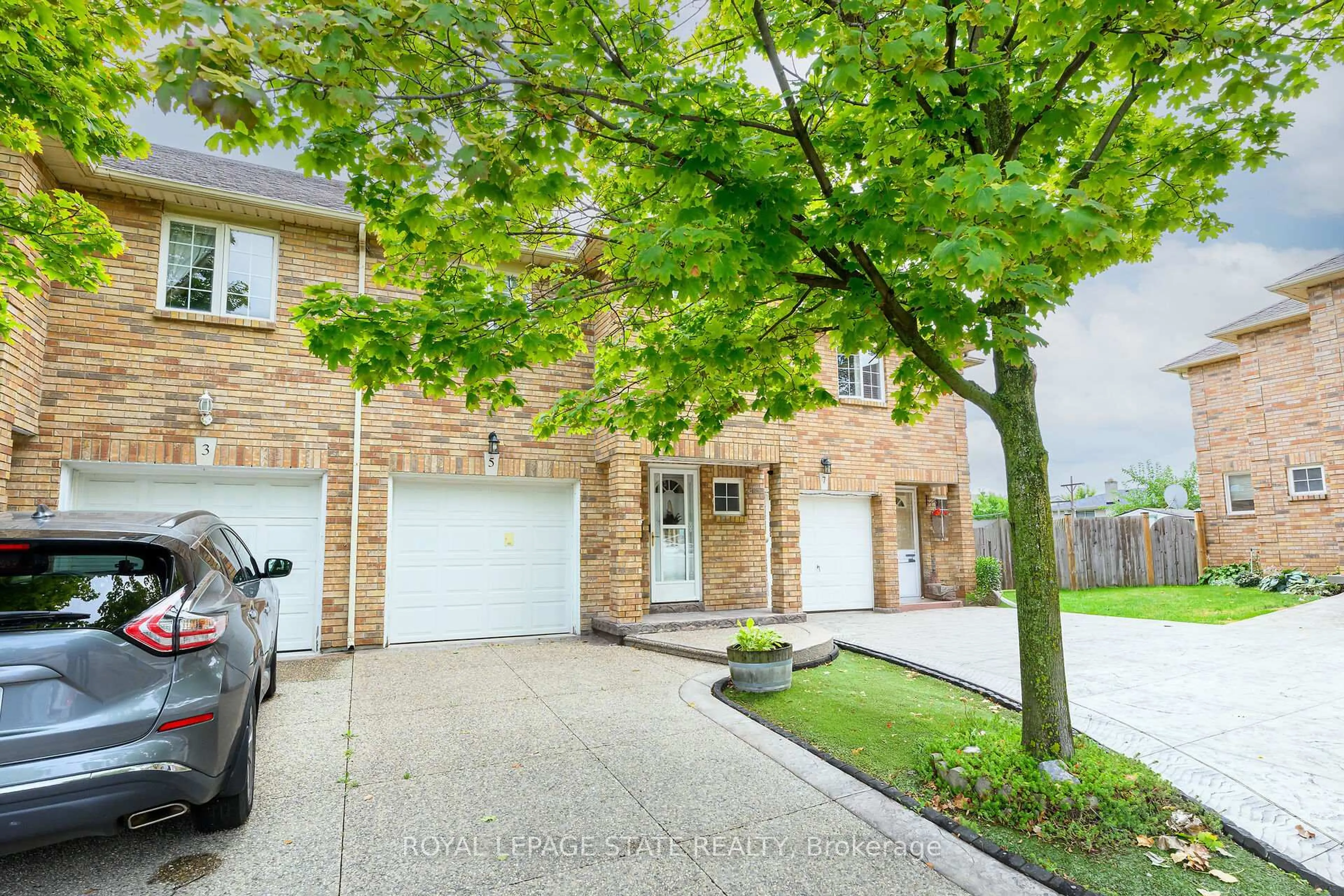 Home with brick exterior material, street for 5 Vulcan Crt, Hamilton Ontario L8E 5W7