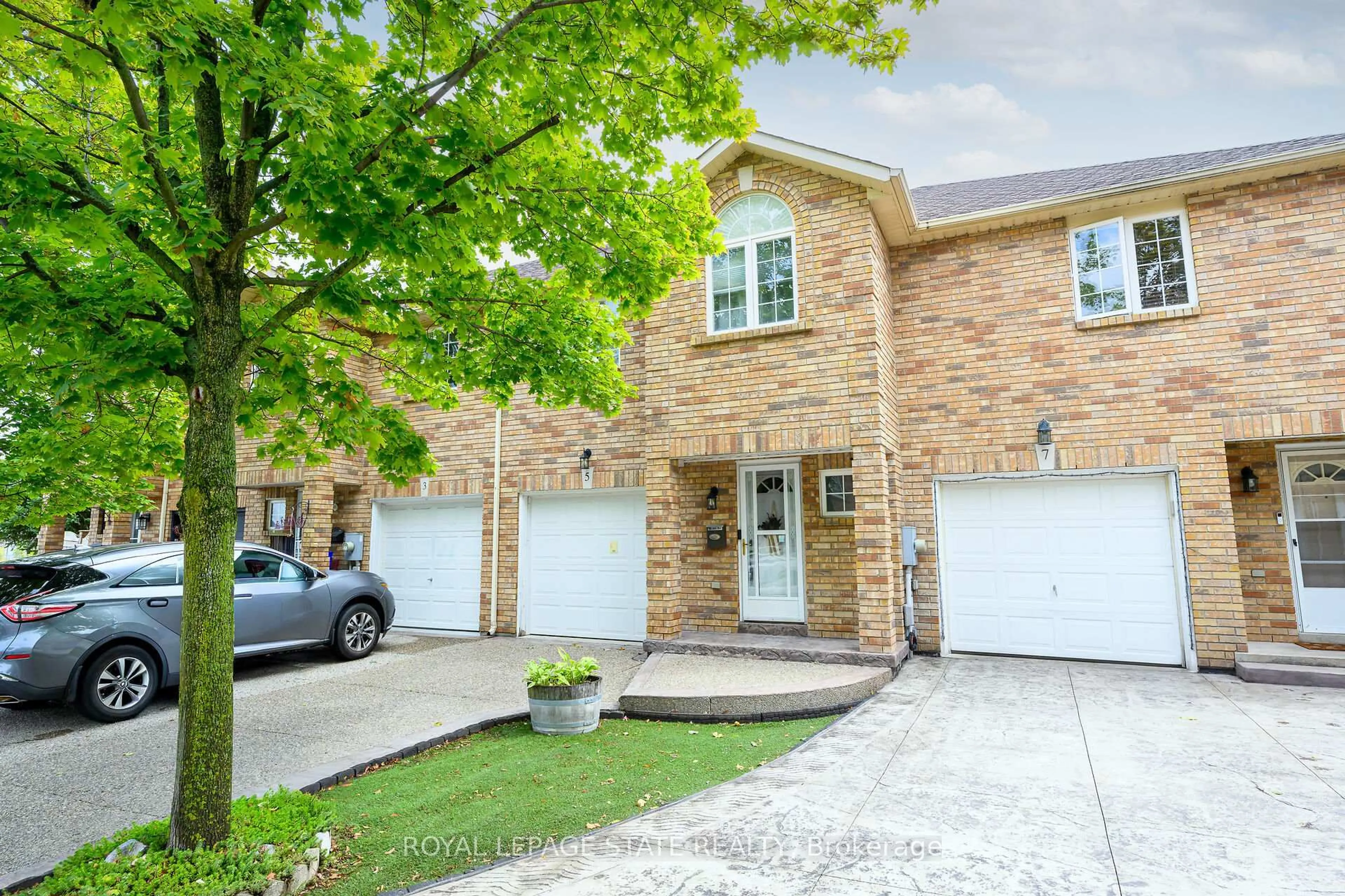 Home with brick exterior material, street for 5 Vulcan Crt, Hamilton Ontario L8E 5W7