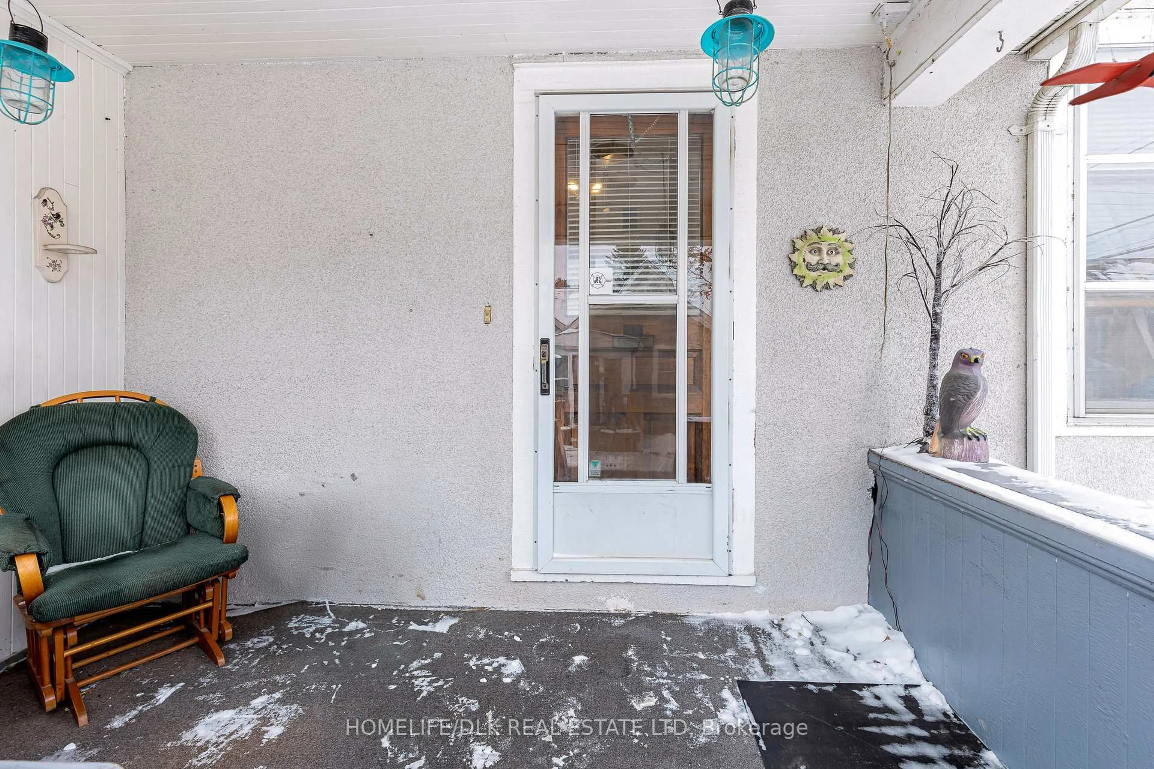 Indoor entryway for 110 Bethune St, Brockville Ontario K6V 2E4