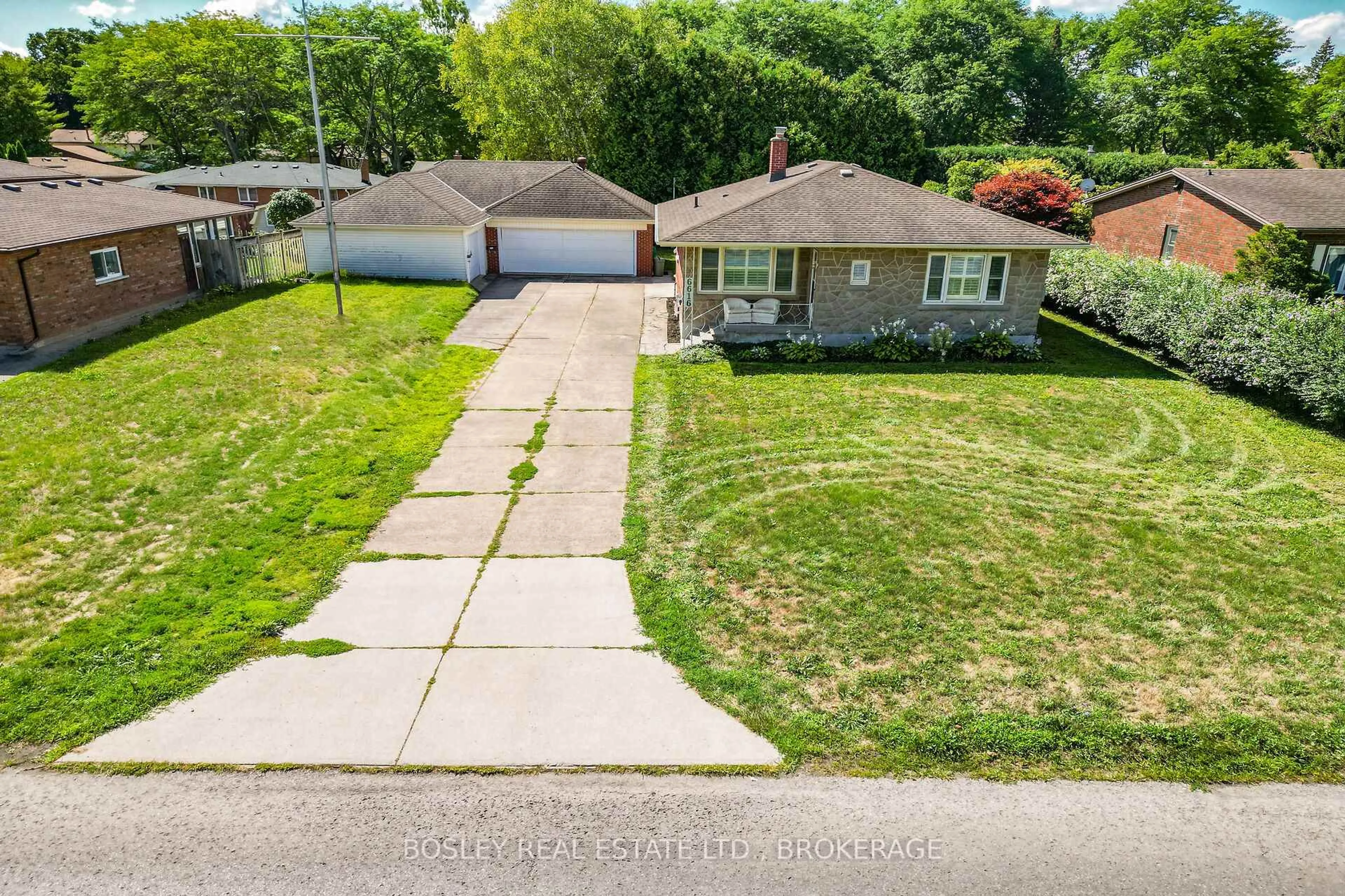 A pic from outside/outdoor area/front of a property/back of a property/a pic from drone, street for 6616 Riall St, Niagara Falls Ontario L2J 1Z6