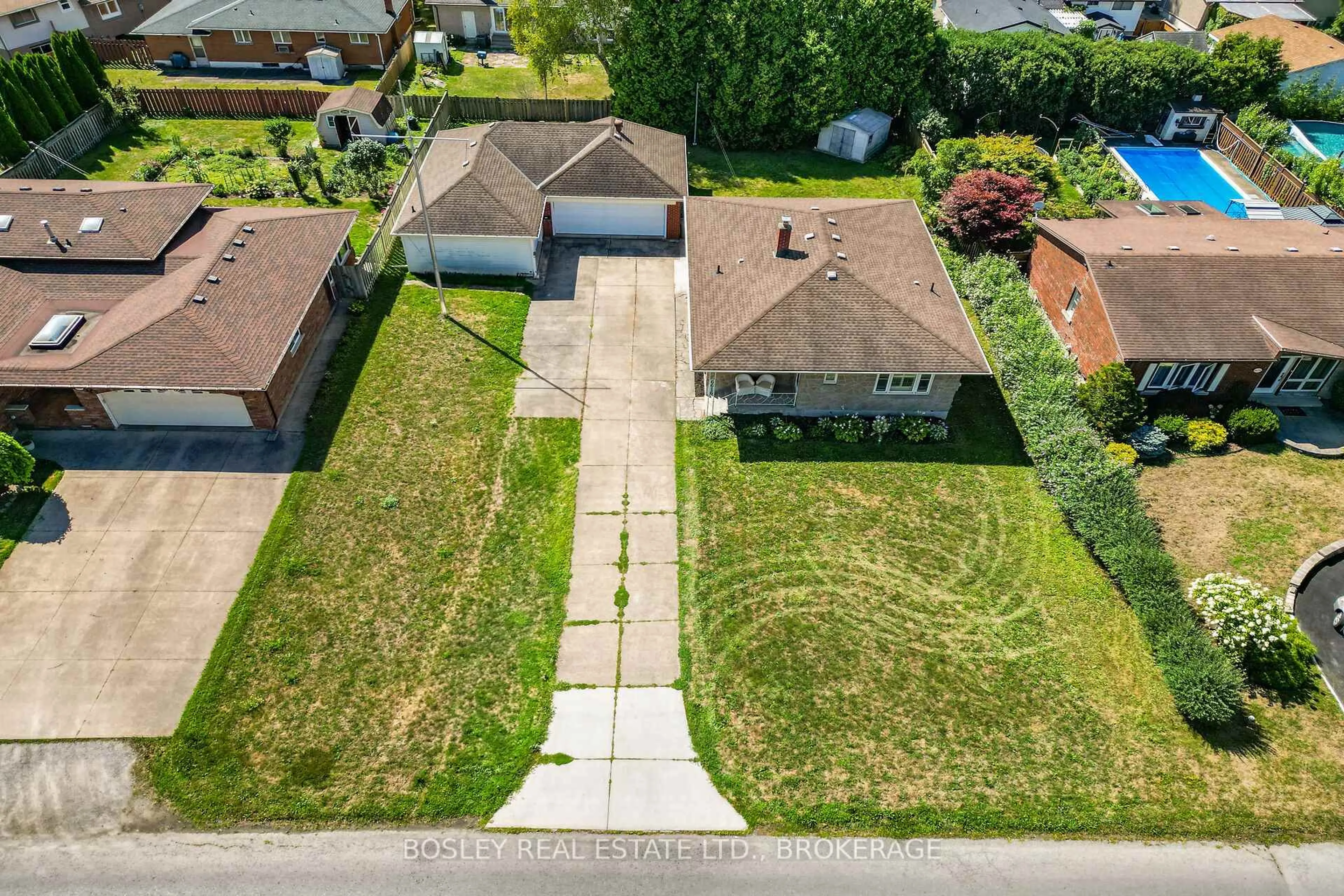 A pic from outside/outdoor area/front of a property/back of a property/a pic from drone, street for 6616 Riall St, Niagara Falls Ontario L2J 1Z6