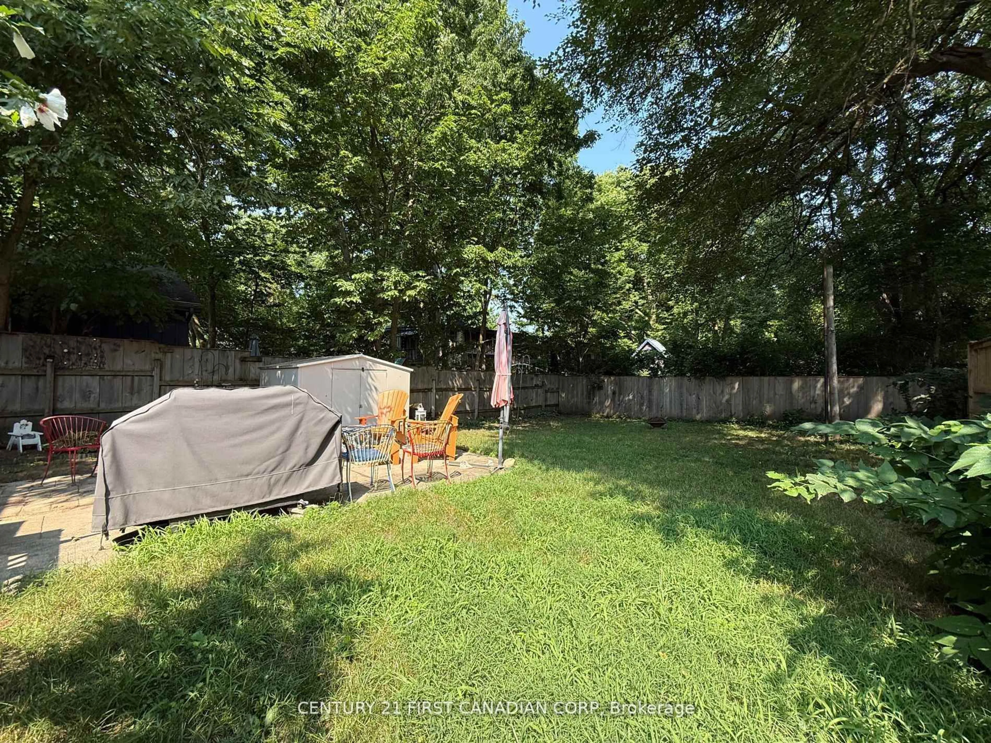 A pic from outside/outdoor area/front of a property/back of a property/a pic from drone, forest/trees view for 528 Pall Mall St St, London East Ontario N5Y 2Z6