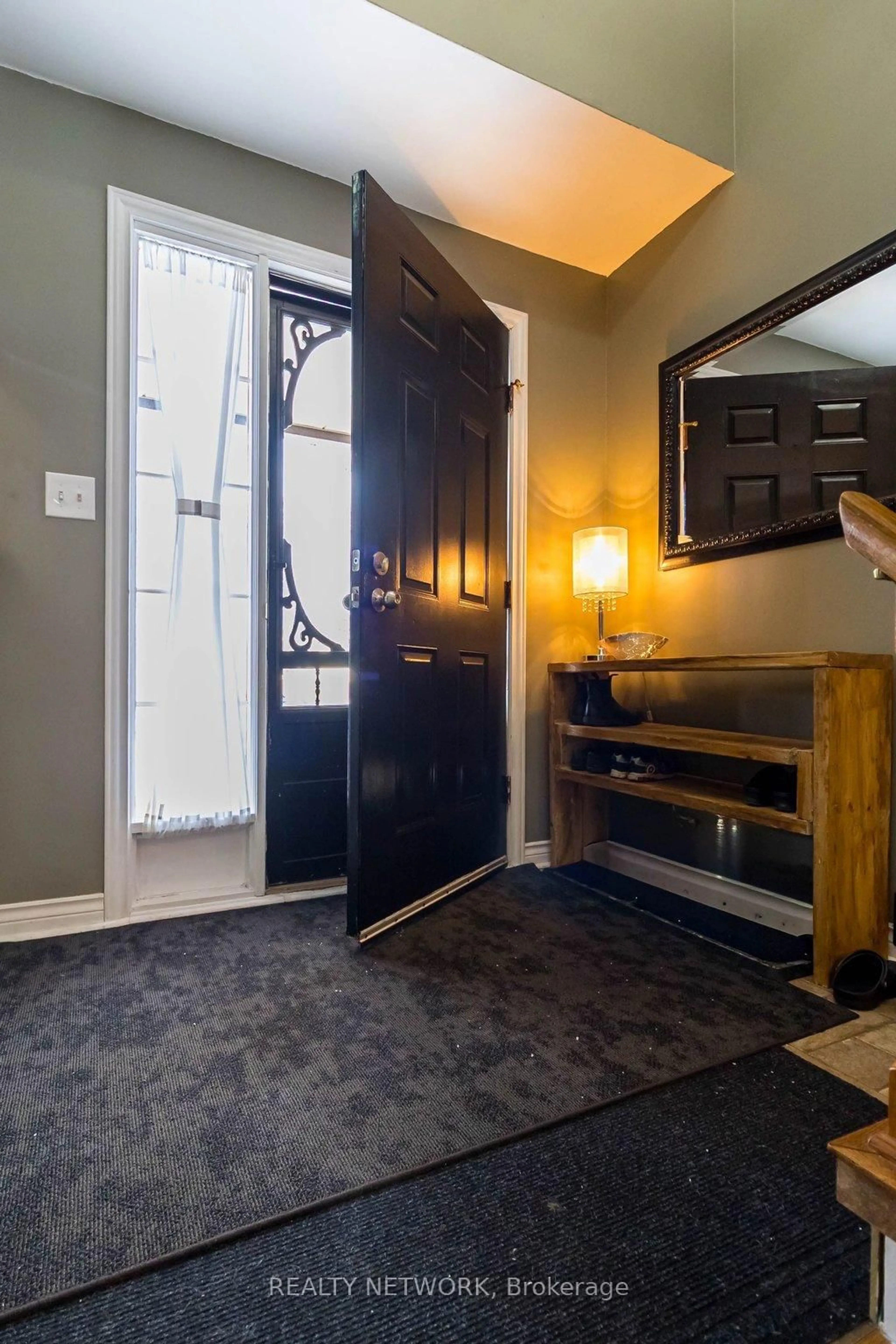 Indoor entryway for 59 Acadia Dr, Welland Ontario L3C 6L4