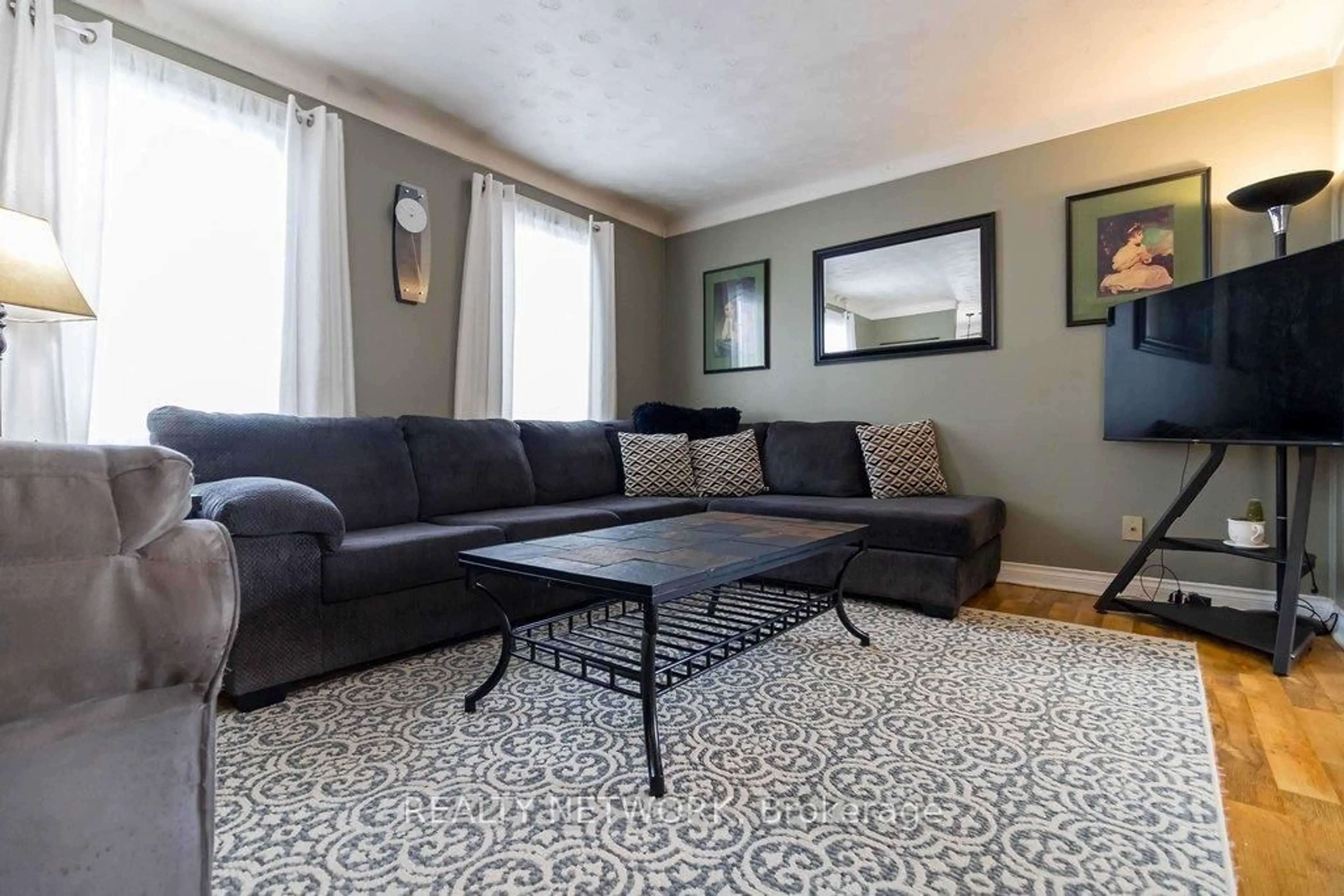 Living room with furniture, carpet floor for 59 Acadia Dr, Welland Ontario L3C 6L4