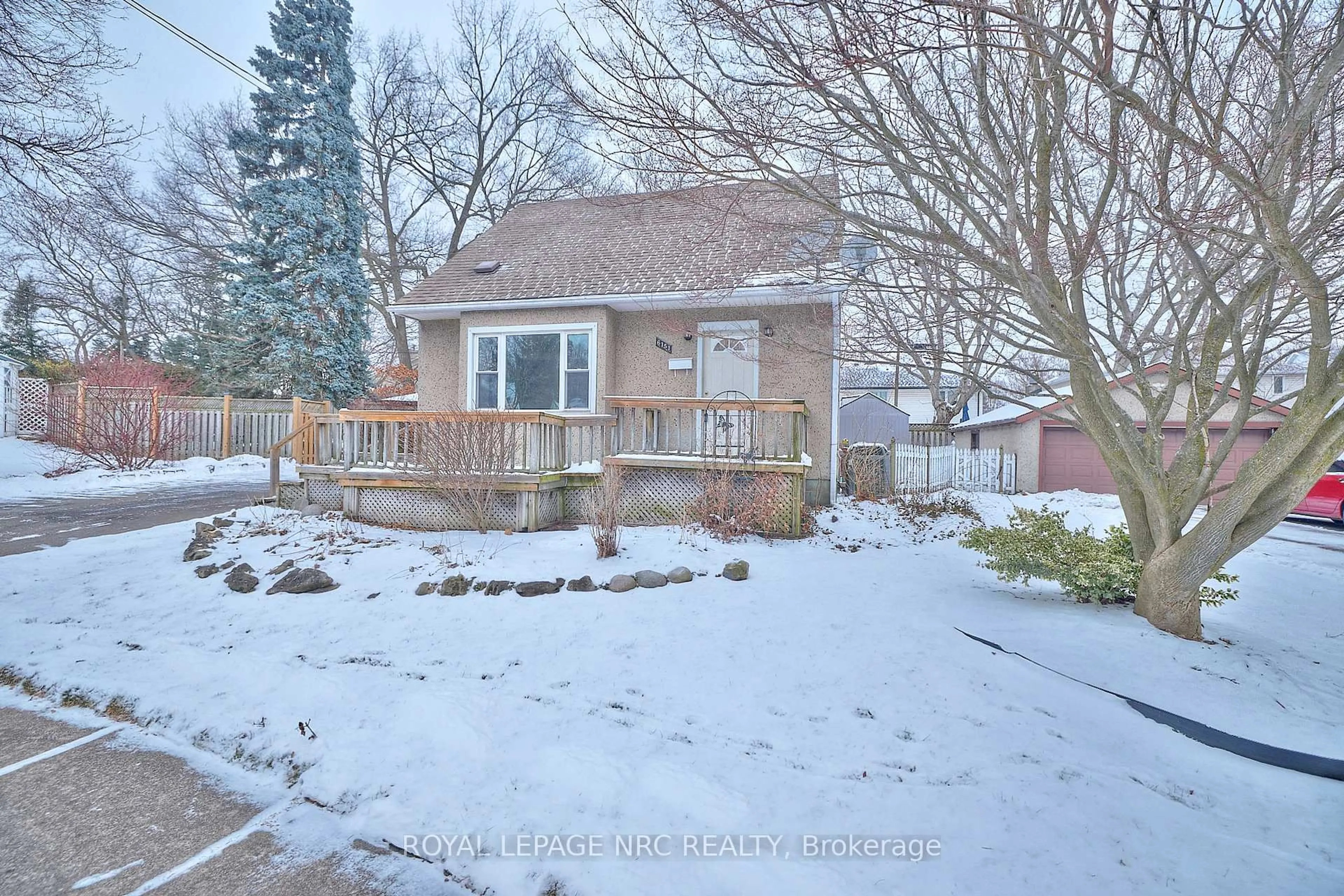 A pic from outside/outdoor area/front of a property/back of a property/a pic from drone, street for 6151 Harvey St, Niagara Falls Ontario L2J 2A9