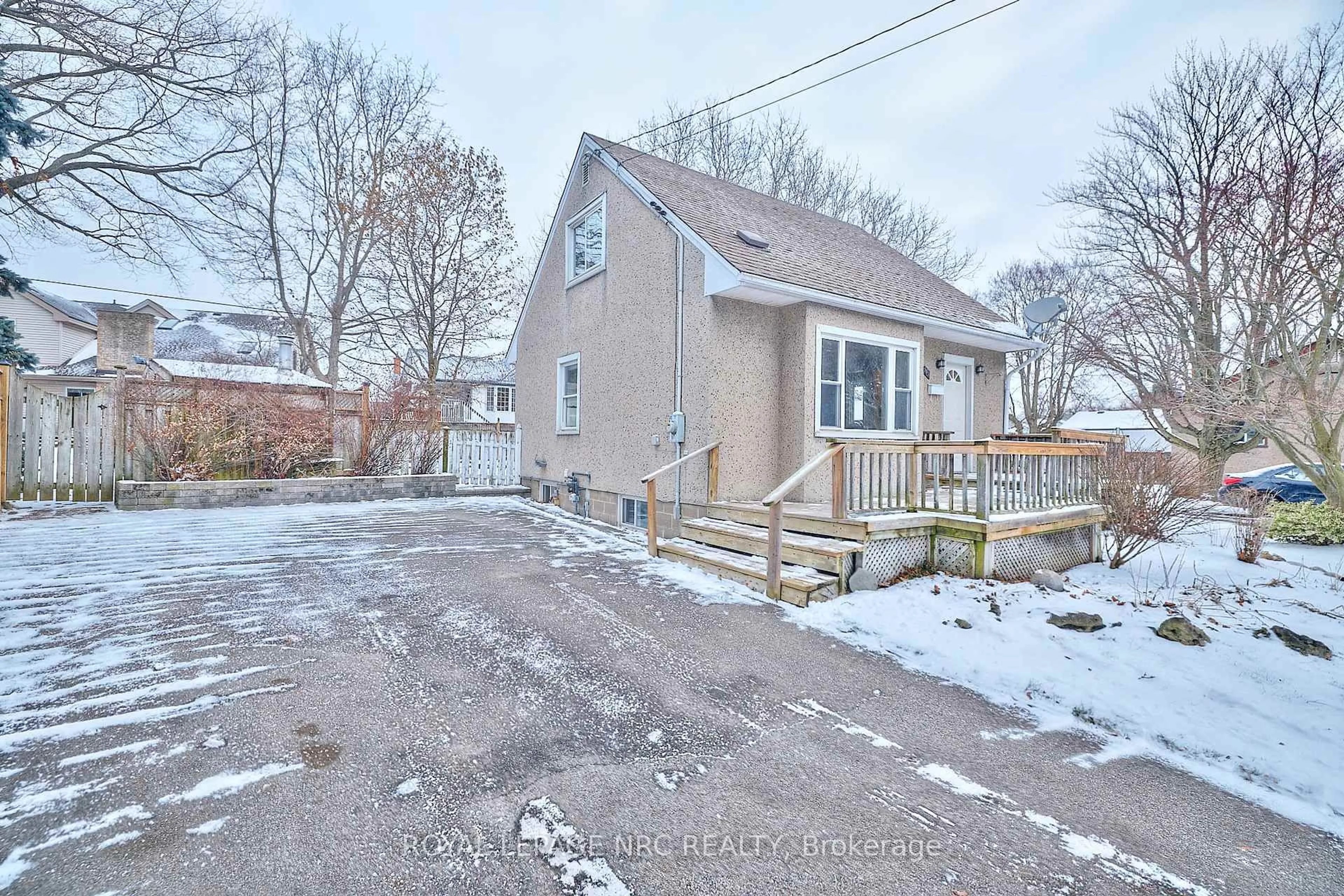 A pic from outside/outdoor area/front of a property/back of a property/a pic from drone, street for 6151 Harvey St, Niagara Falls Ontario L2J 2A9