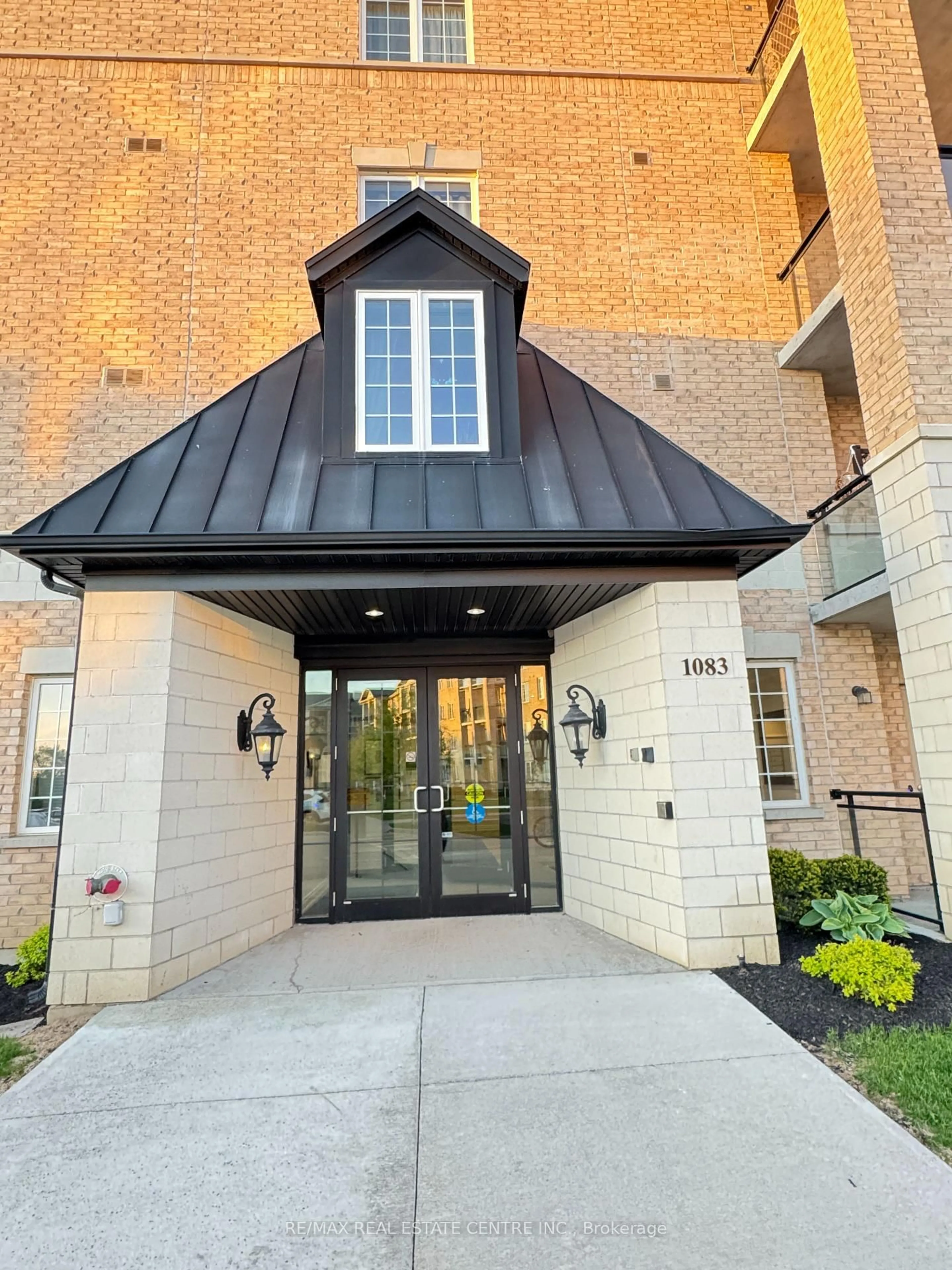 Indoor foyer for 1083 Gordon St #111, Guelph Ontario N1G 0E8