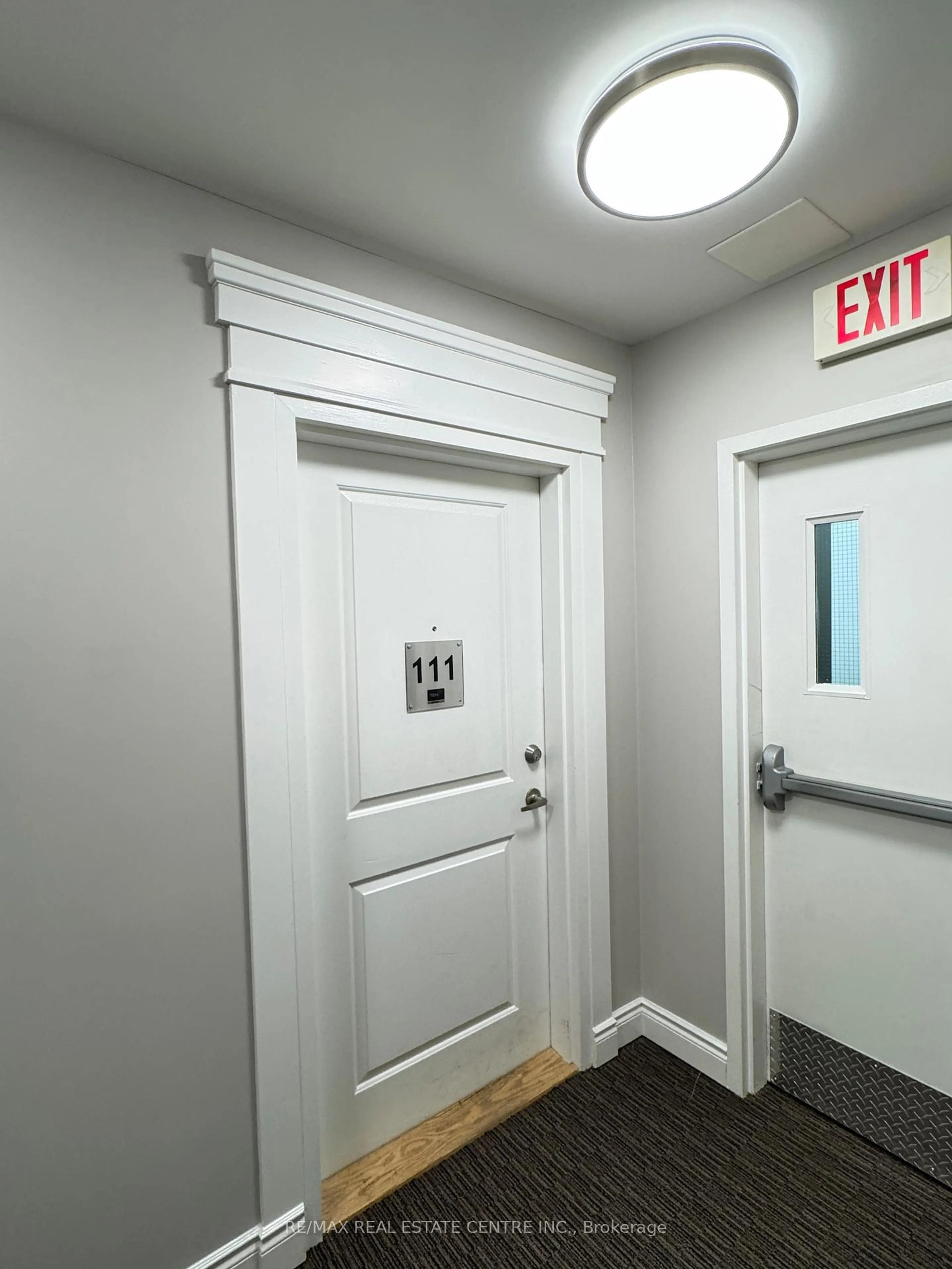 Indoor foyer for 1083 Gordon St #111, Guelph Ontario N1G 0E8