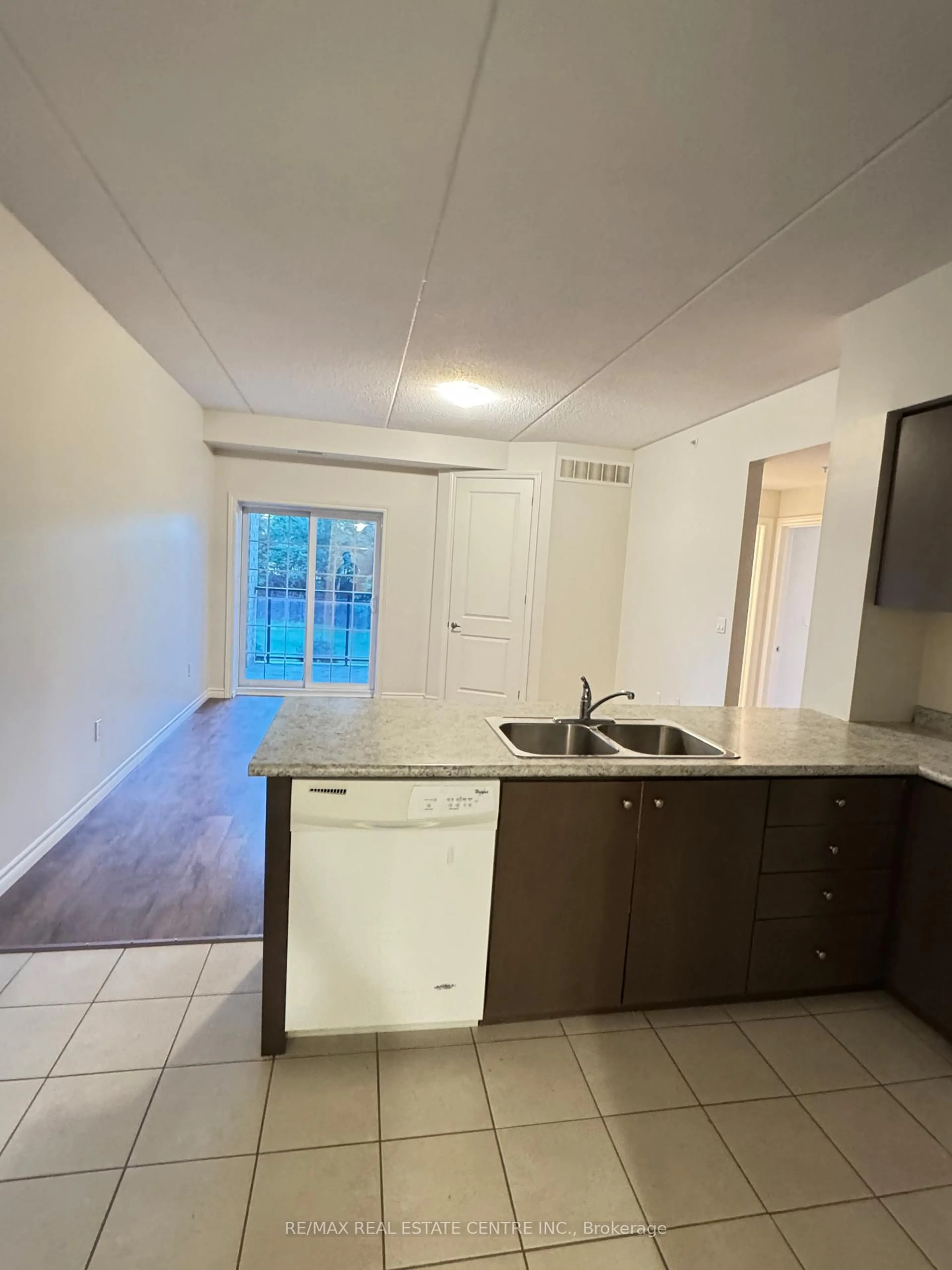 Standard kitchen, unknown for 1083 Gordon St #111, Guelph Ontario N1G 0E8