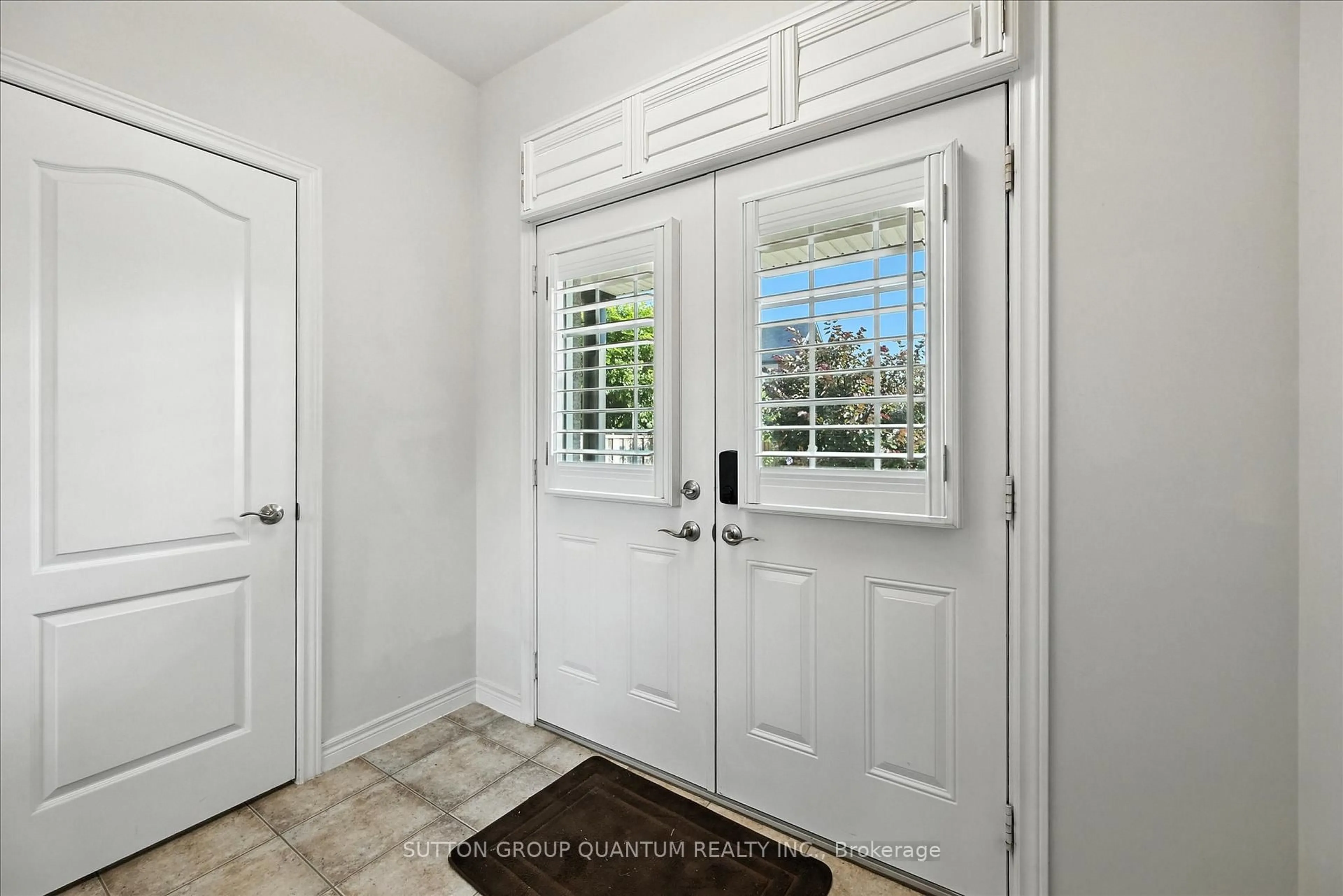 Indoor entryway for 167 Alessio Dr, Hamilton Ontario L9B 0E9