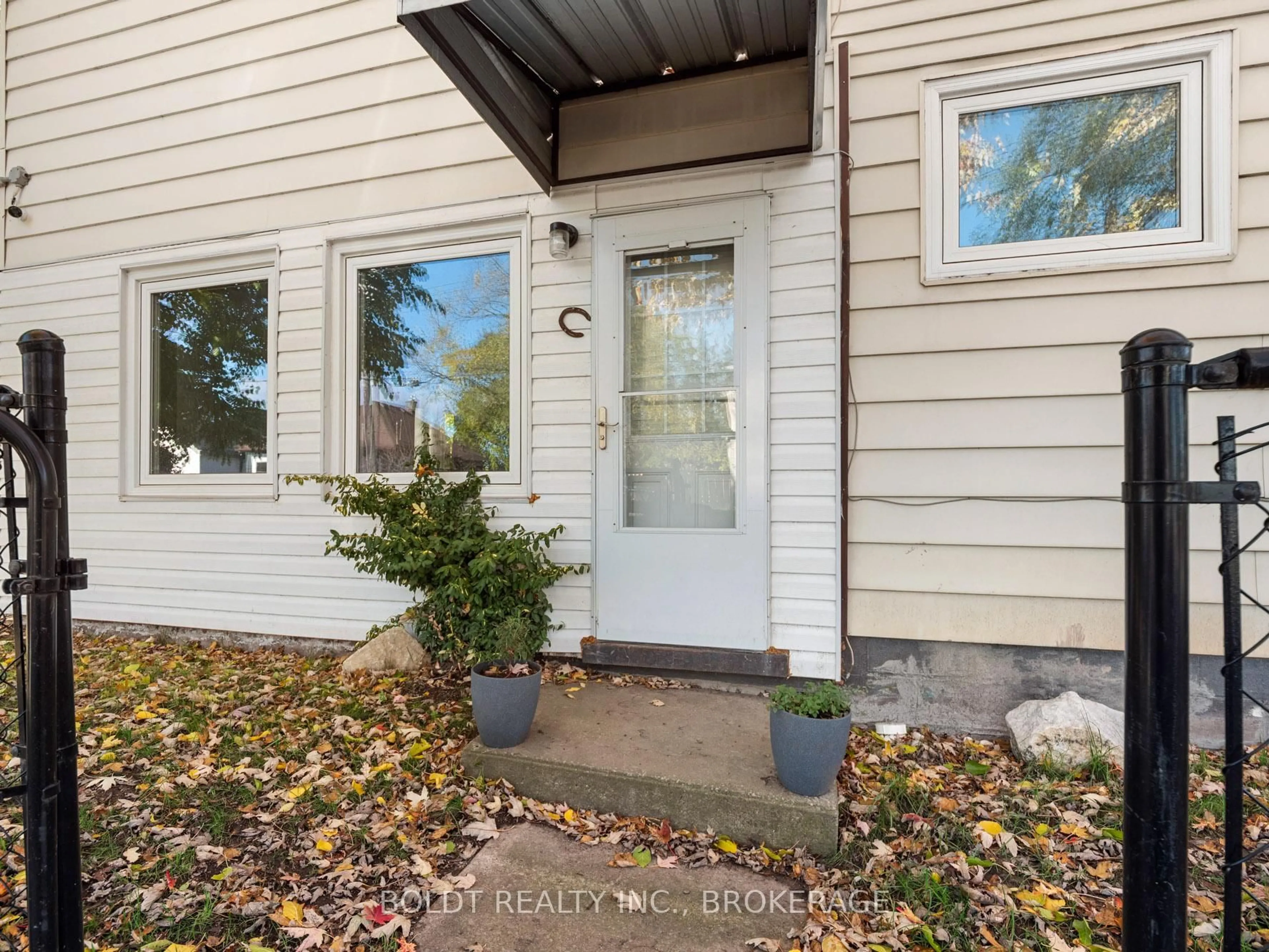 Indoor entryway for 224 Oakdale Ave, St. Catharines Ontario L2P 2K7