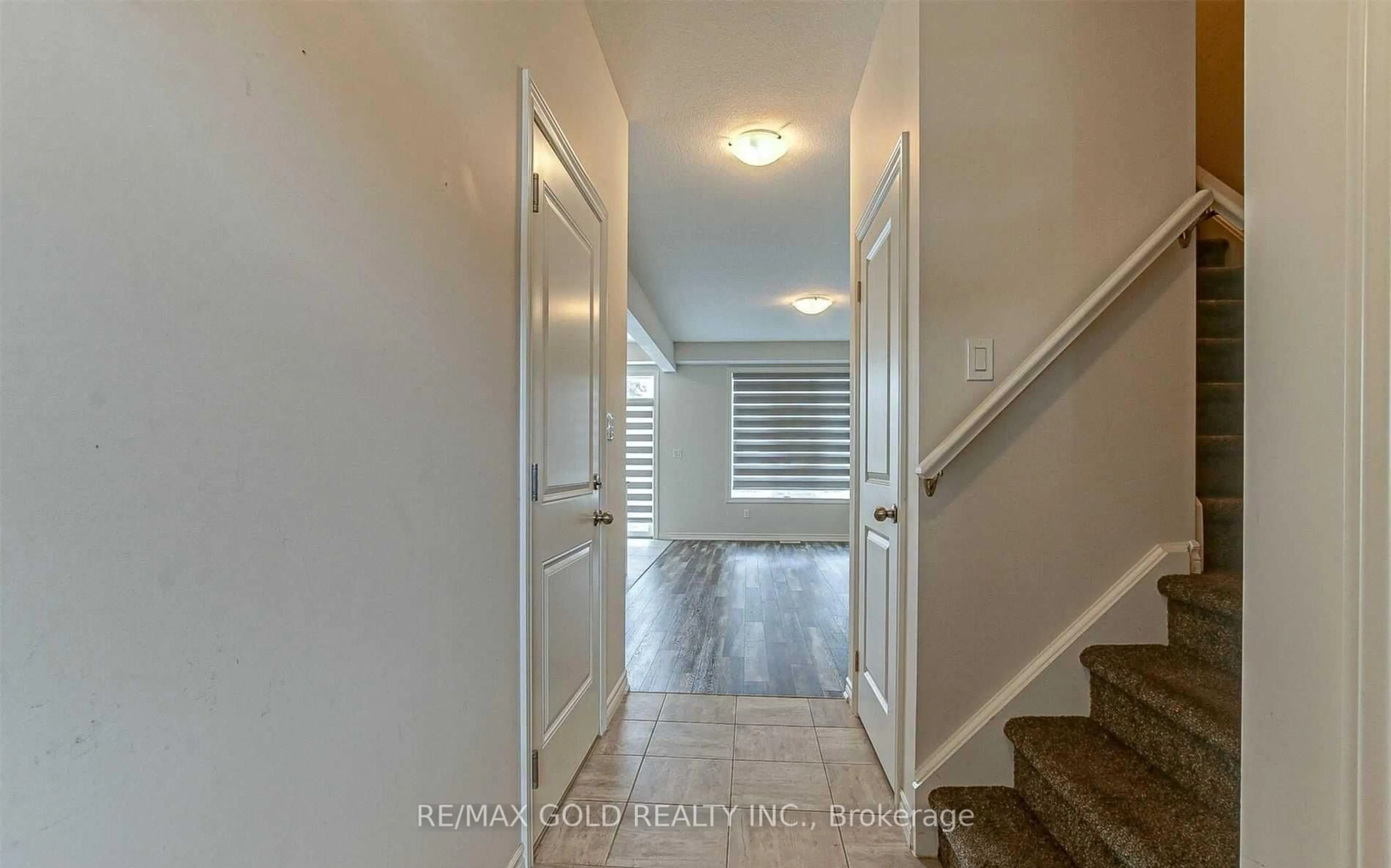 Indoor entryway for 222 Links Cres, Woodstock Ontario N4T 0M1