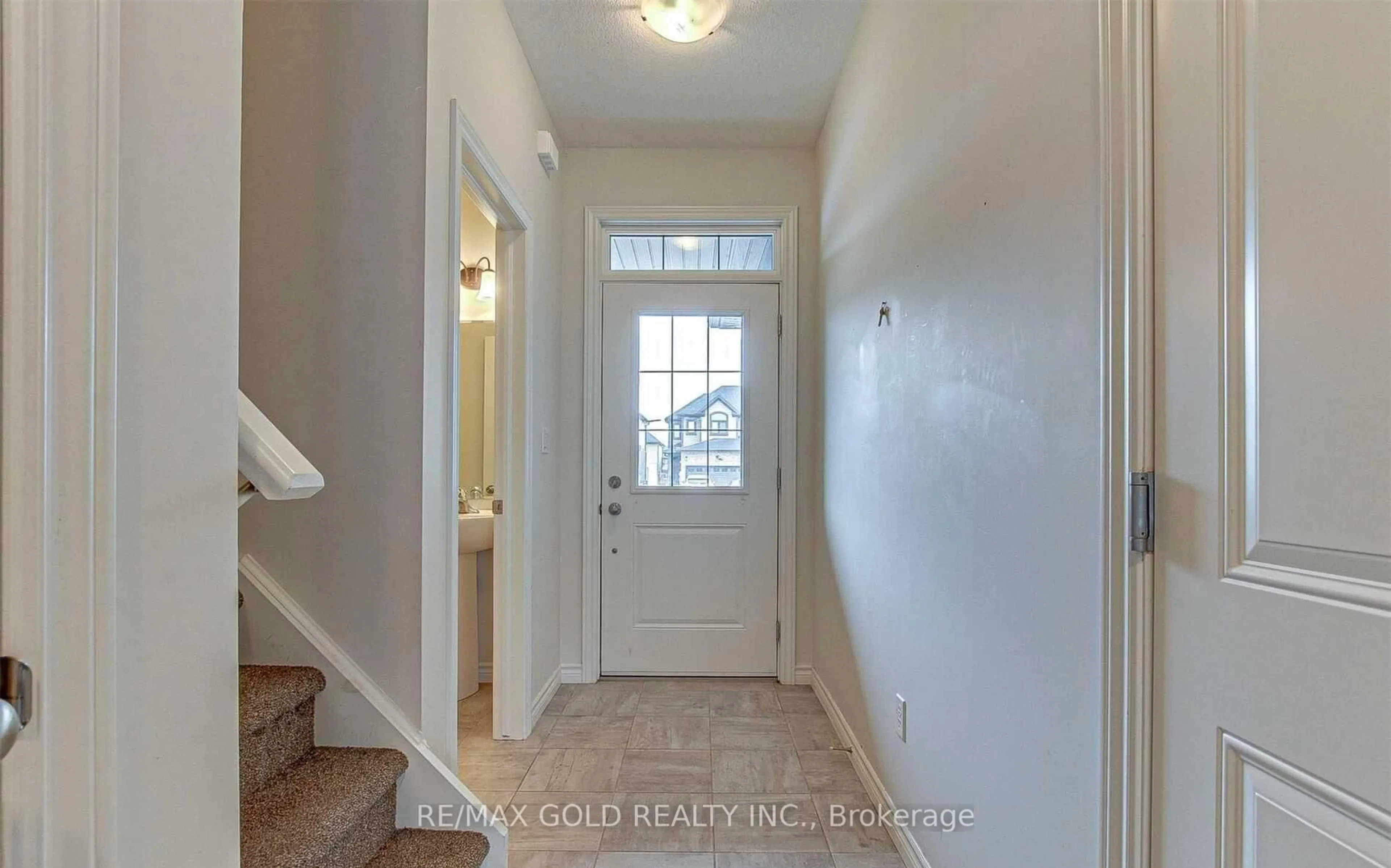 Indoor entryway for 222 Links Cres, Woodstock Ontario N4T 0M1