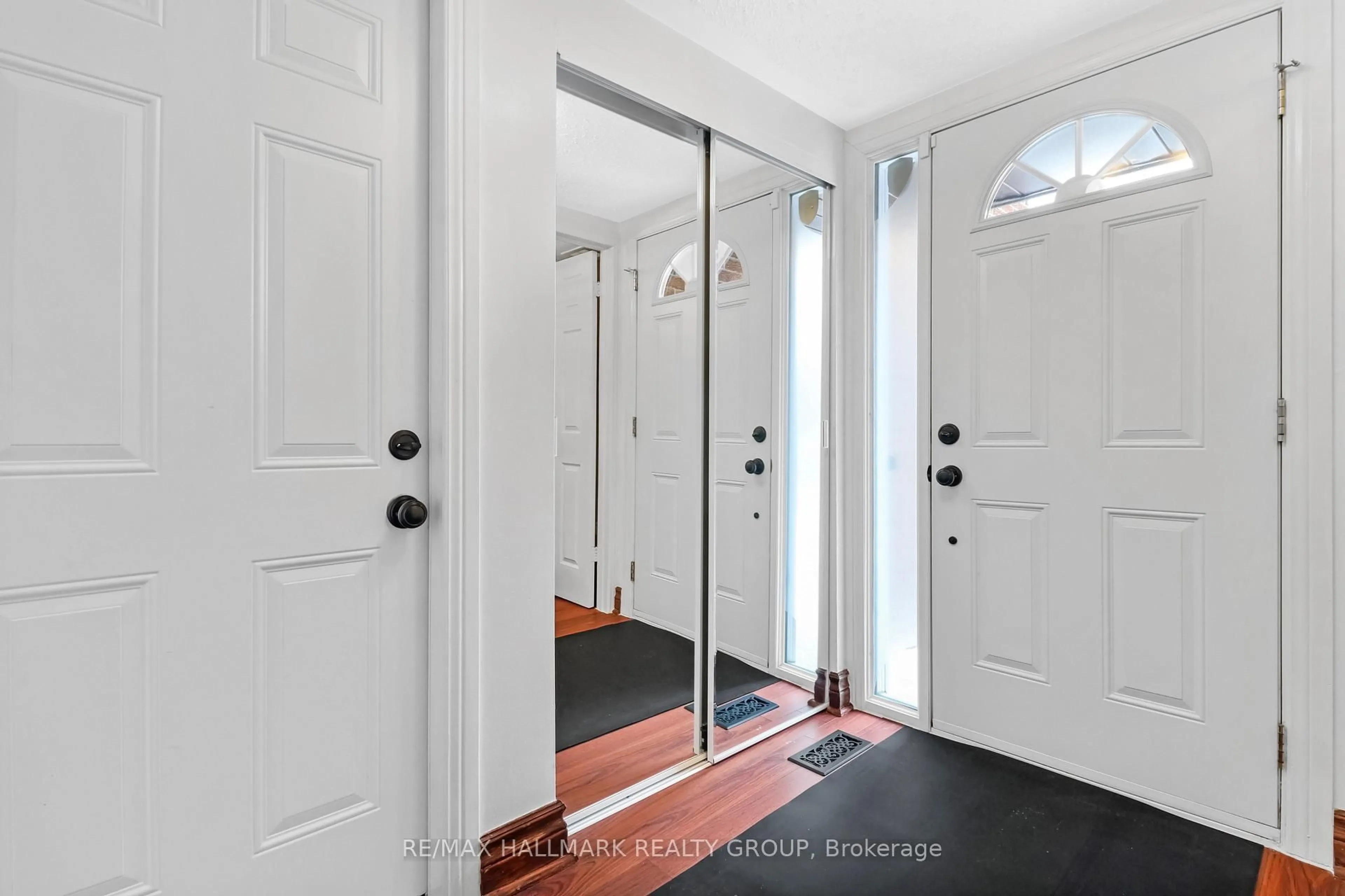 Indoor entryway for 3205 Uplands Dr #27, Ottawa Ontario K1V 9T3