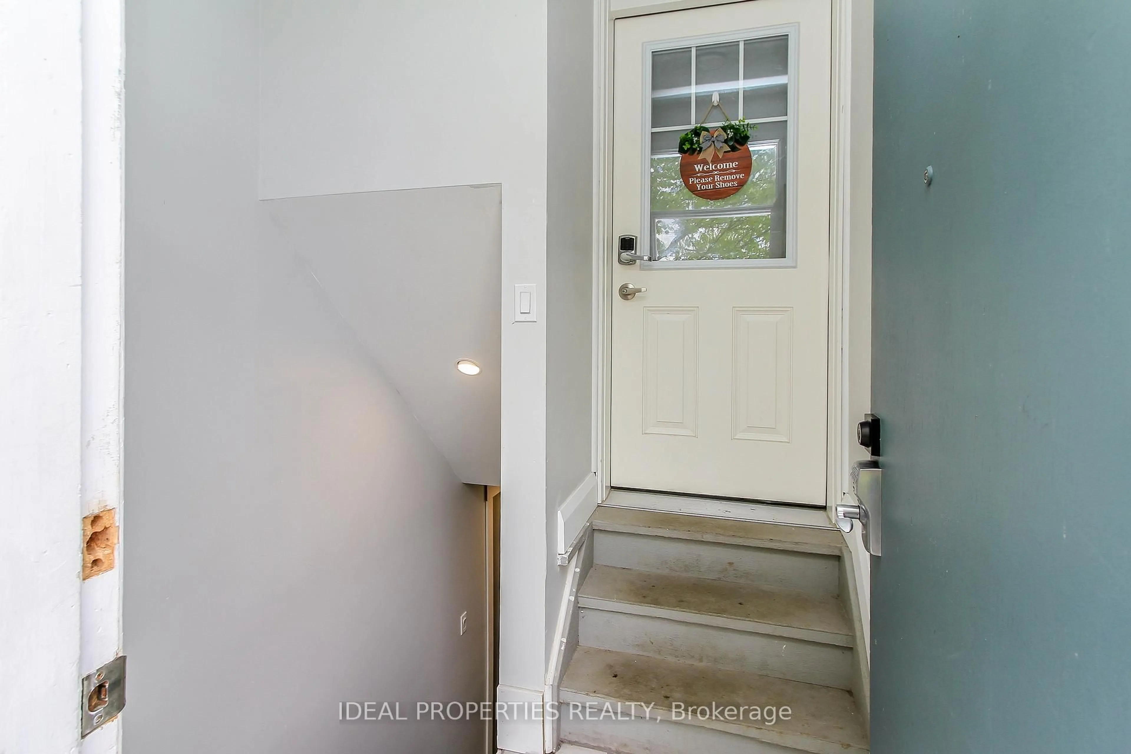 Indoor entryway for 1326 Tara Dr, Ottawa Ontario K2C 0S7