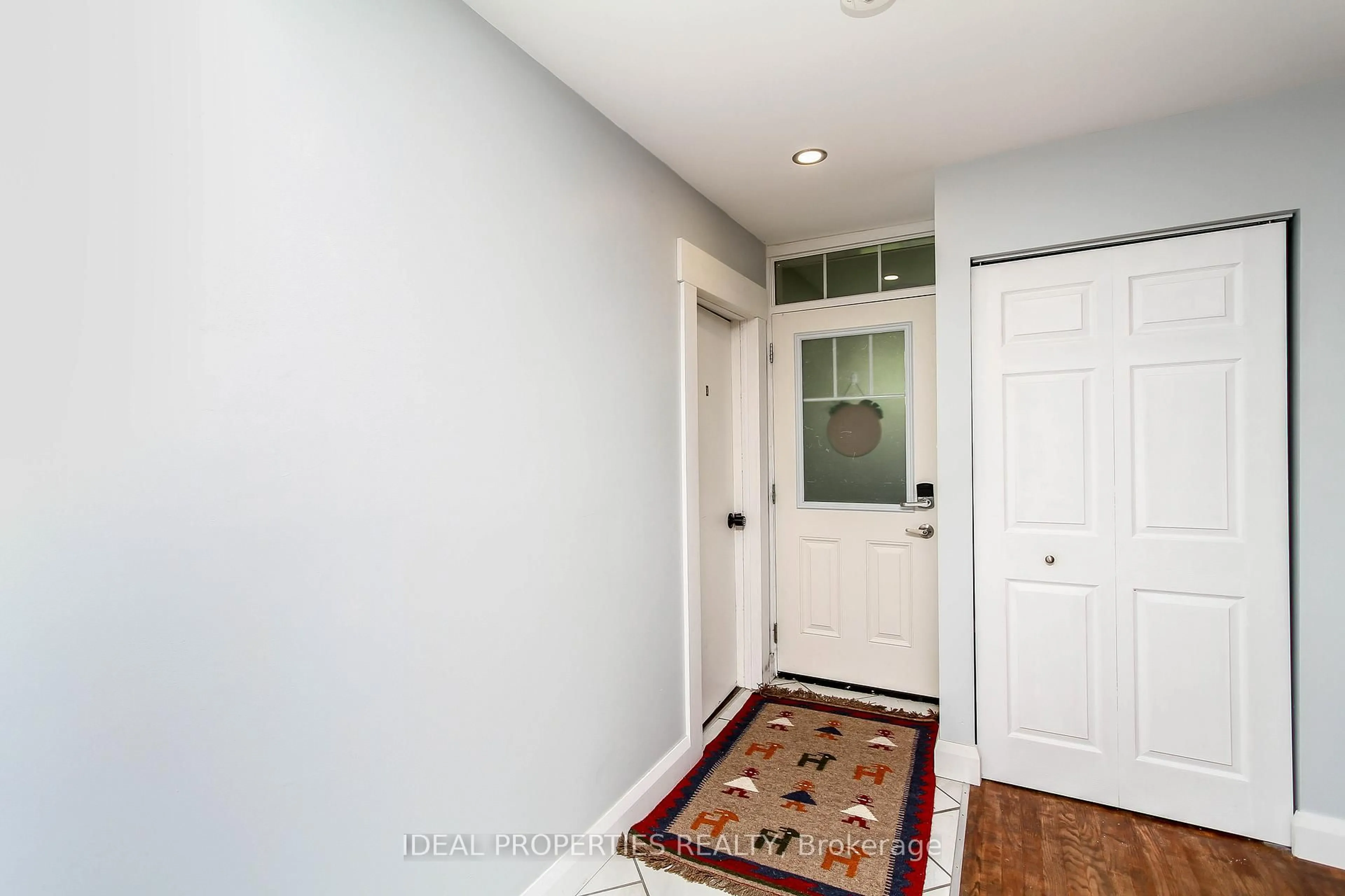 Indoor entryway for 1326 Tara Dr, Ottawa Ontario K2C 0S7