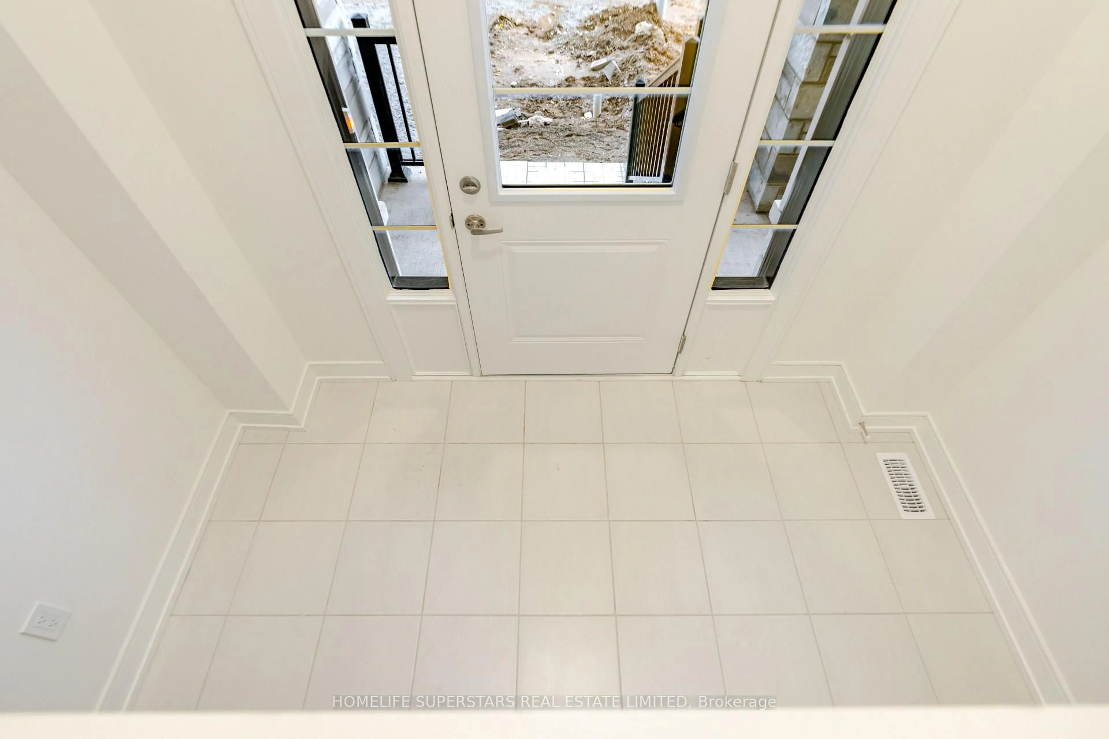 Indoor entryway for 25 Mundell Rd, Erin Ontario N0B 1T0