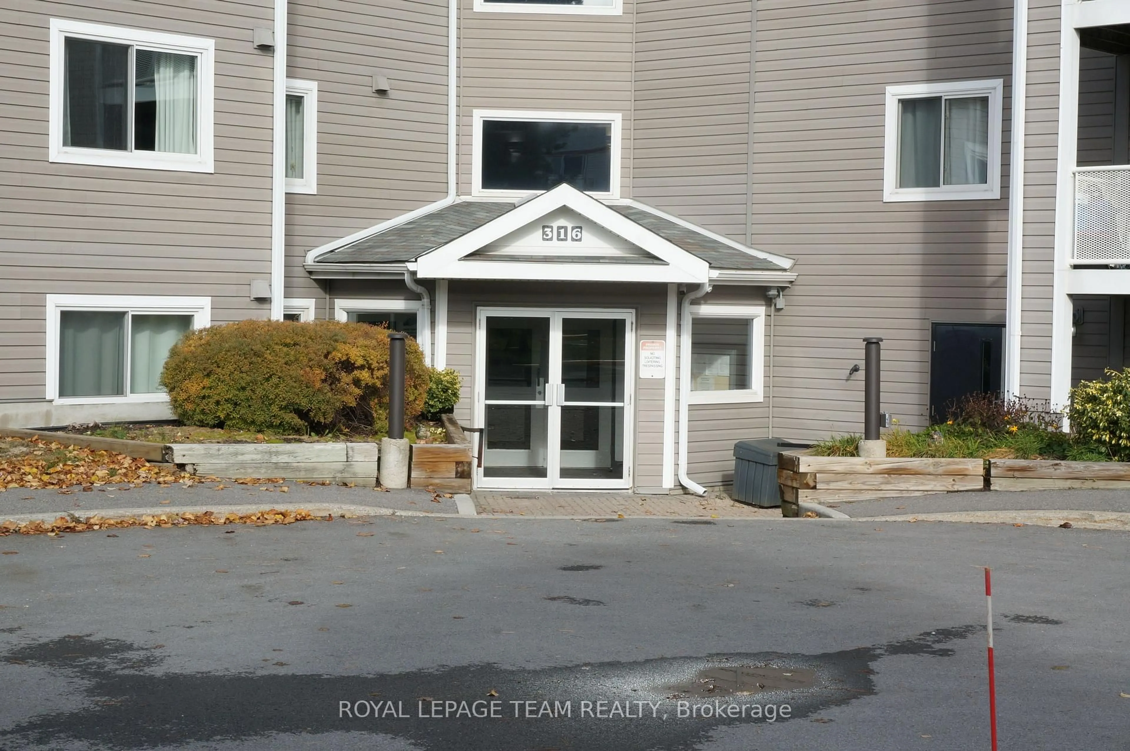 Indoor foyer for 316 Lorry Greenberg Dr #217, Ottawa Ontario K1T 2P4