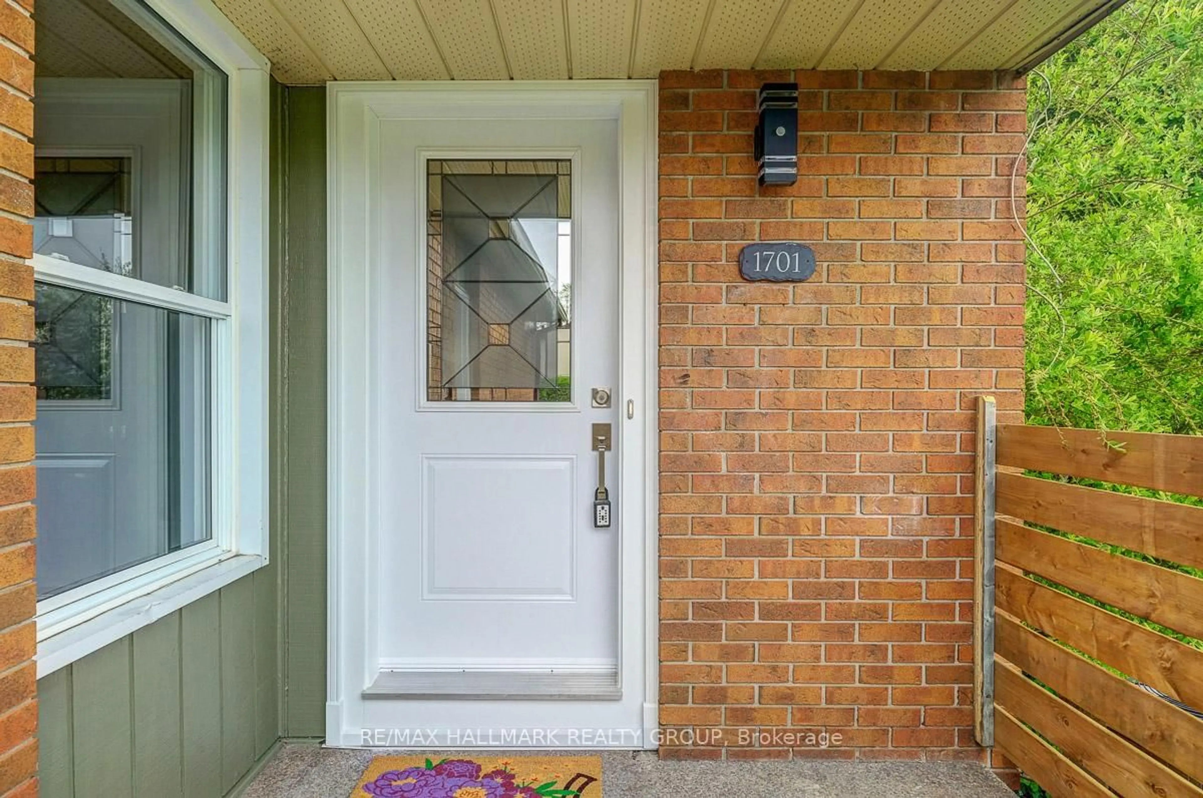 Indoor entryway for 1701 Lafrance Dr, Ottawa Ontario K1E 2L7