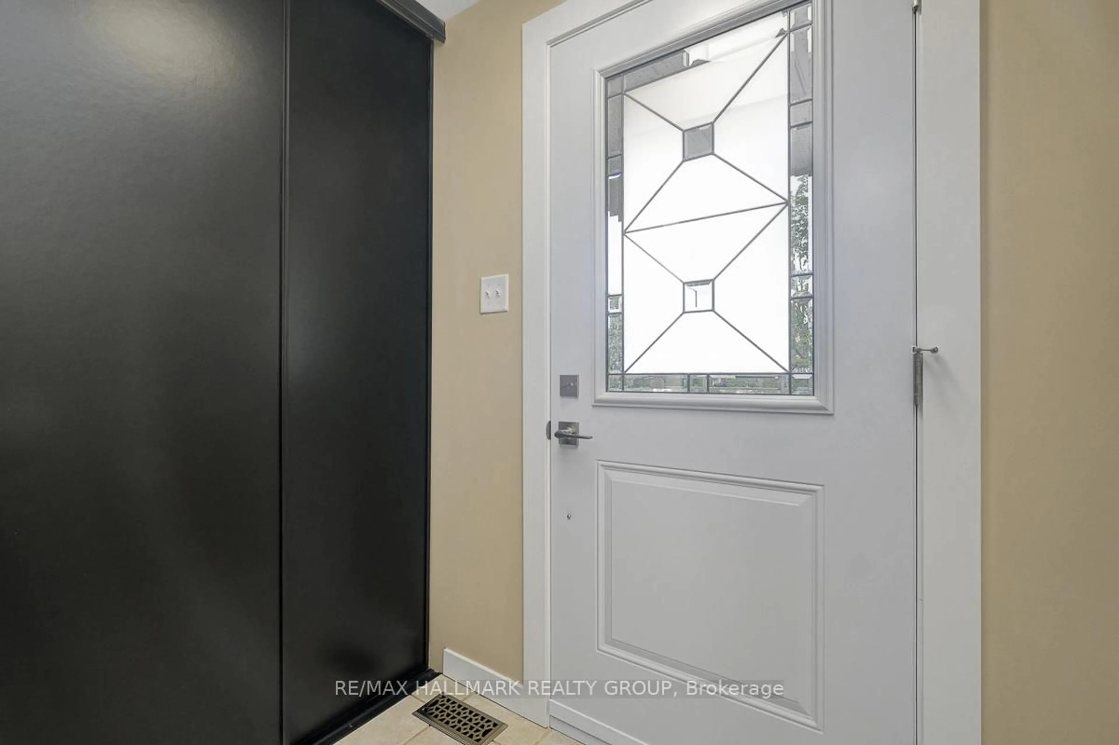 Indoor entryway for 1701 Lafrance Dr, Ottawa Ontario K1E 2L7