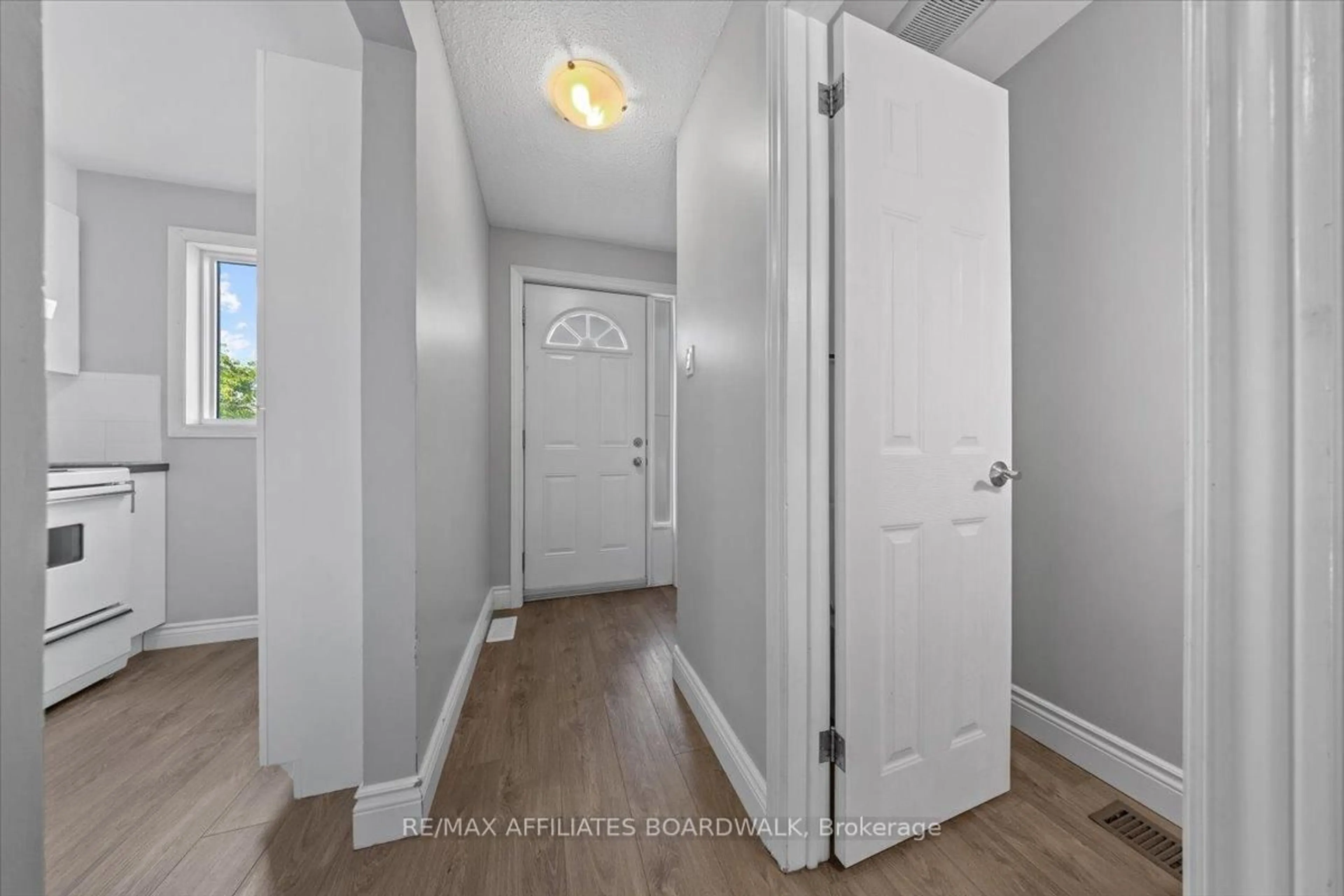 Indoor entryway for 6482 Bilberry Dr, Orleans Ontario K1C 4N8